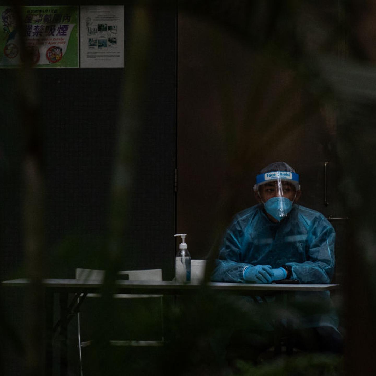 Hong Kong Locks Down Additional Residential Buildings to Curb Omicron
