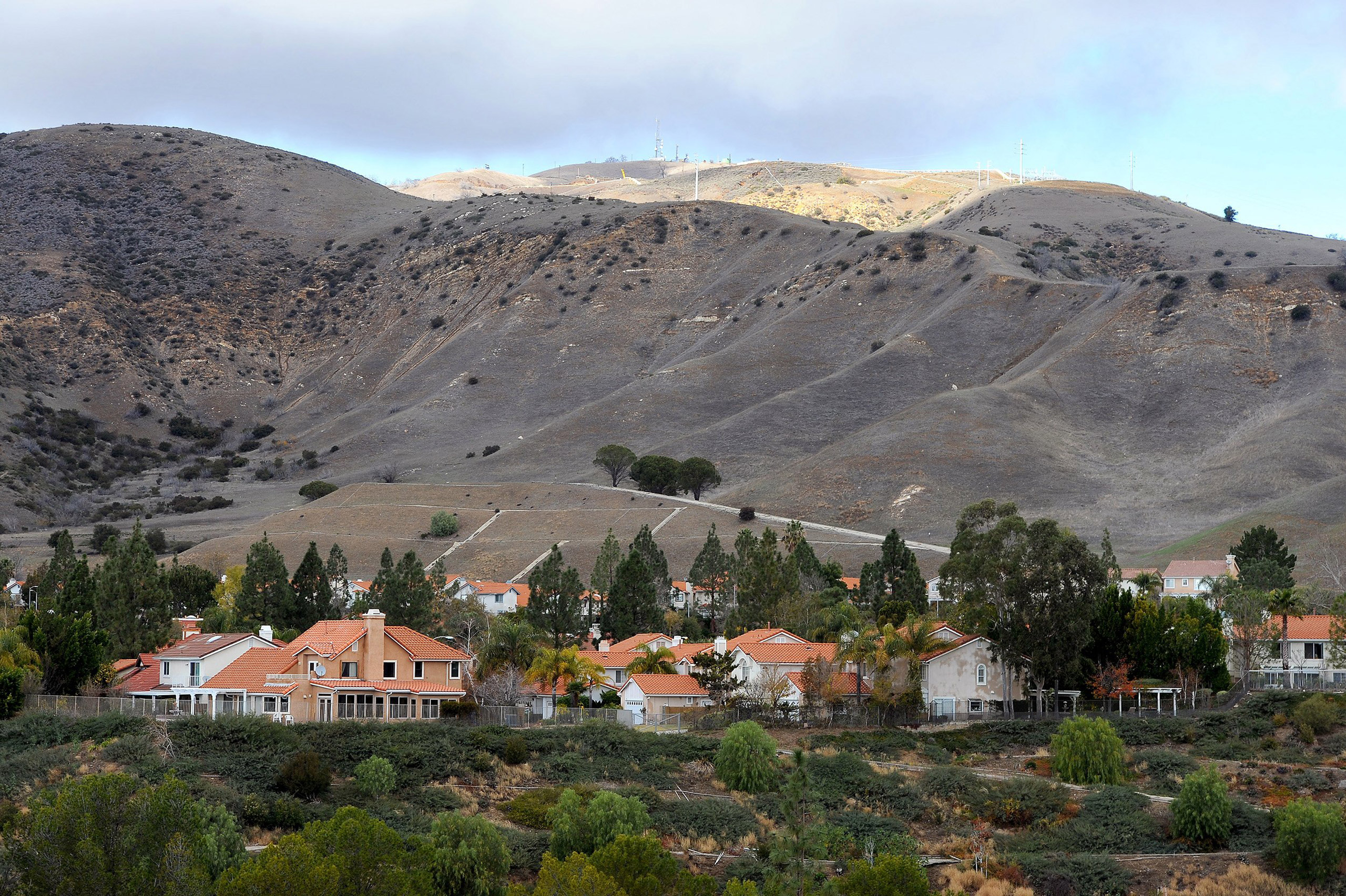Porter Ranch Estates sit at the foothills near a Southern California Gas Co. gas well that has been leaking methane daily near the community Porter Ranch, Calif., Thursday, Jan. 7, 2016. California Gov. Jerry Brown declared a state of emergency over the 
