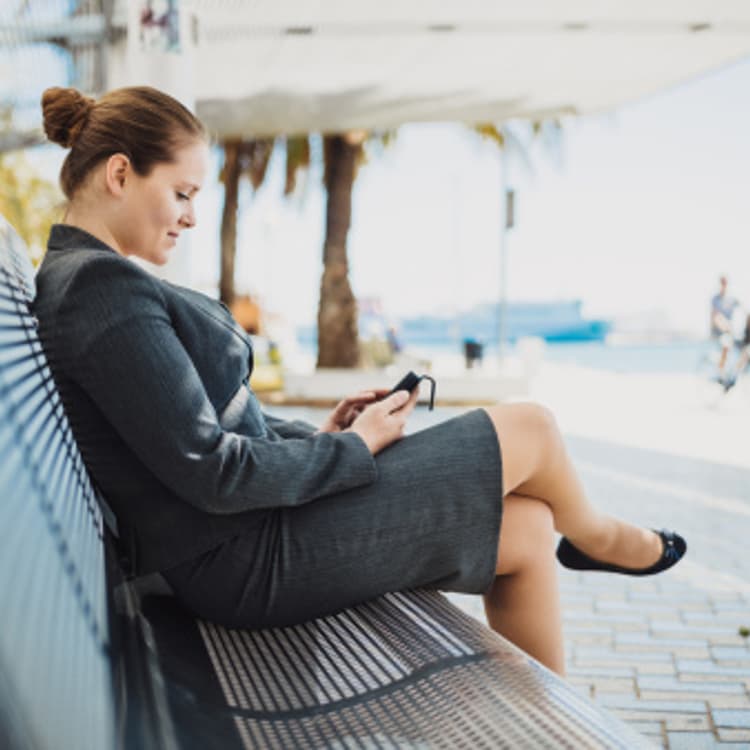 business-woman-smartphone-bench