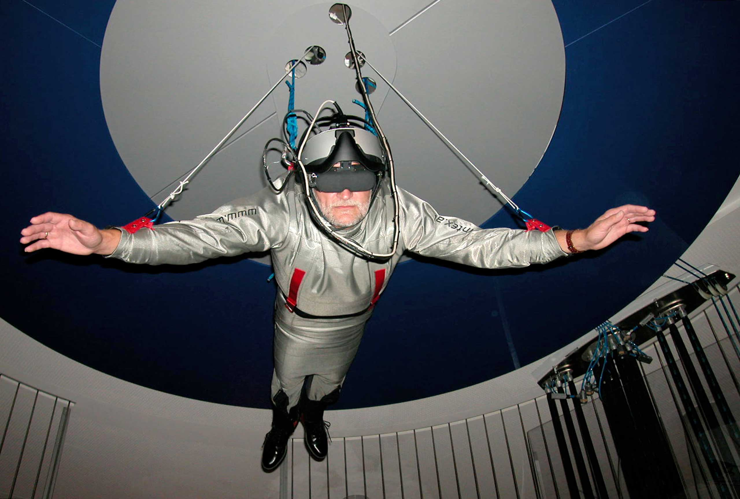 A visitor to the " Ars Electronica in a dish installation " Humphrey II" , which allowed virtual free flight through a 3D reconstruction of the city of Linz.