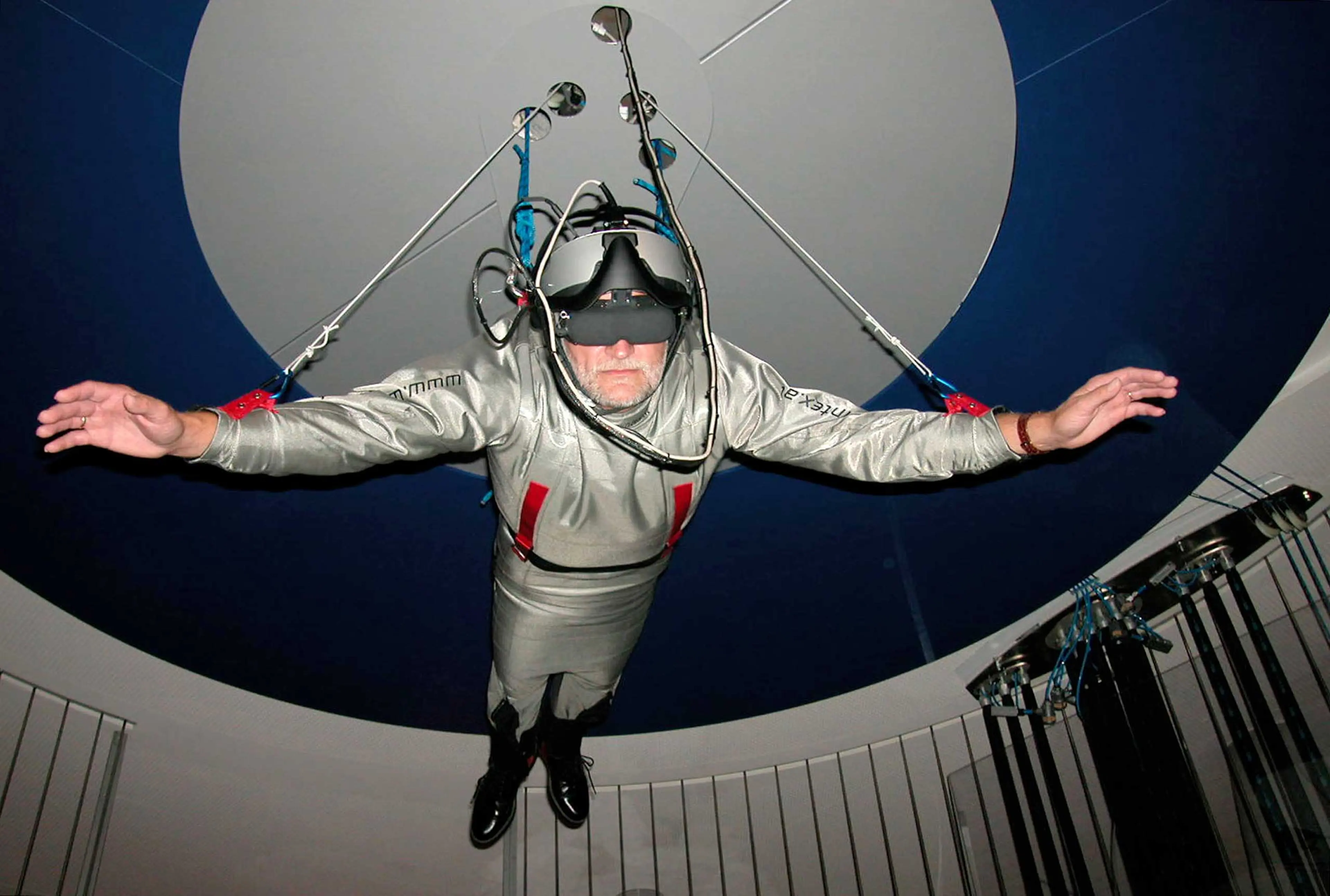 A visitor to the " Ars Electronica in a dish installation " Humphrey II" , which allowed virtual free flight through a 3D reconstruction of the city of Linz.