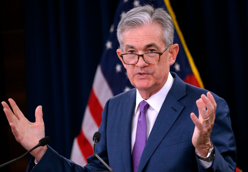 Powell Says Economy in Favorable Place, Faces Significant Risks