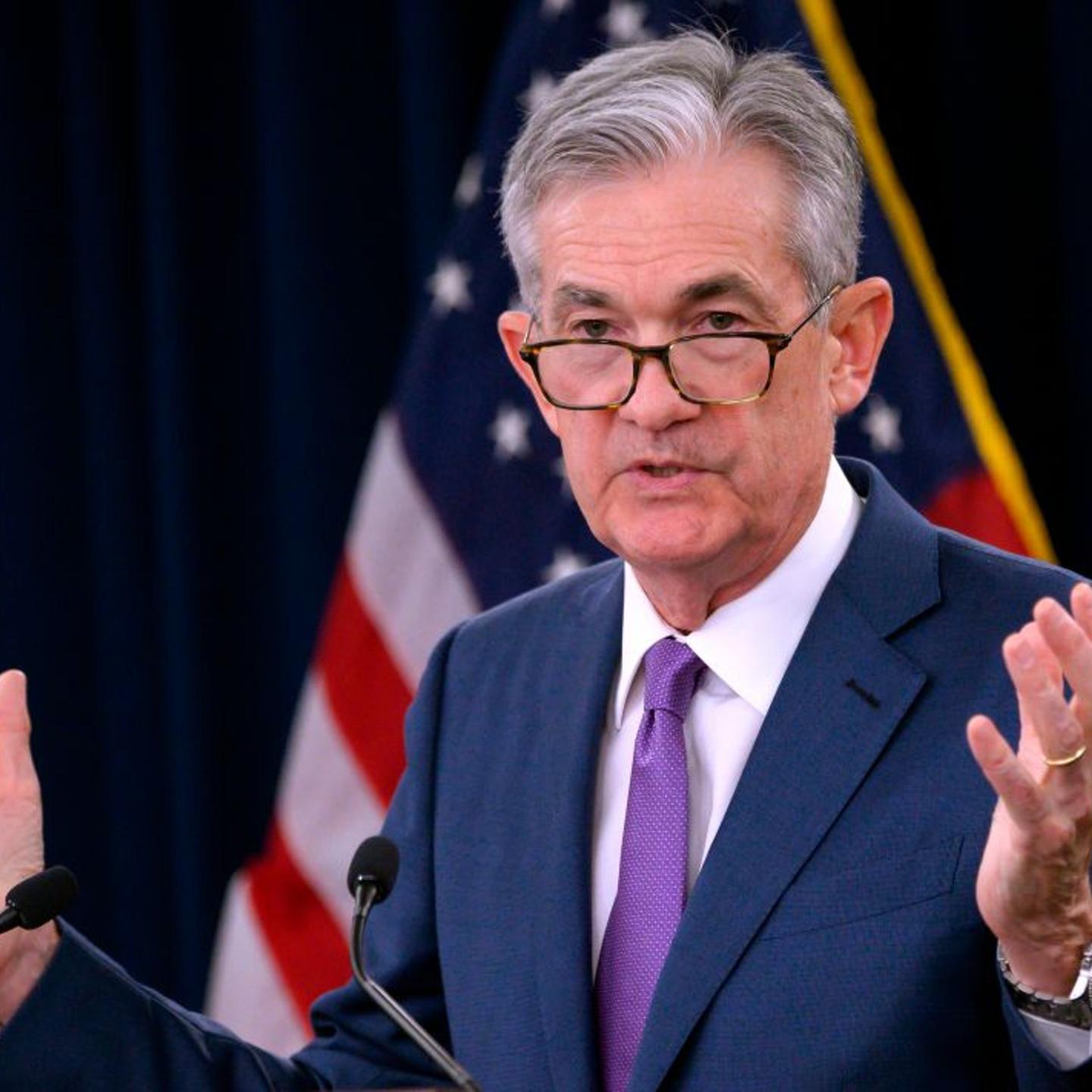 Powell Says Economy in Favorable Place, Faces Significant Risks