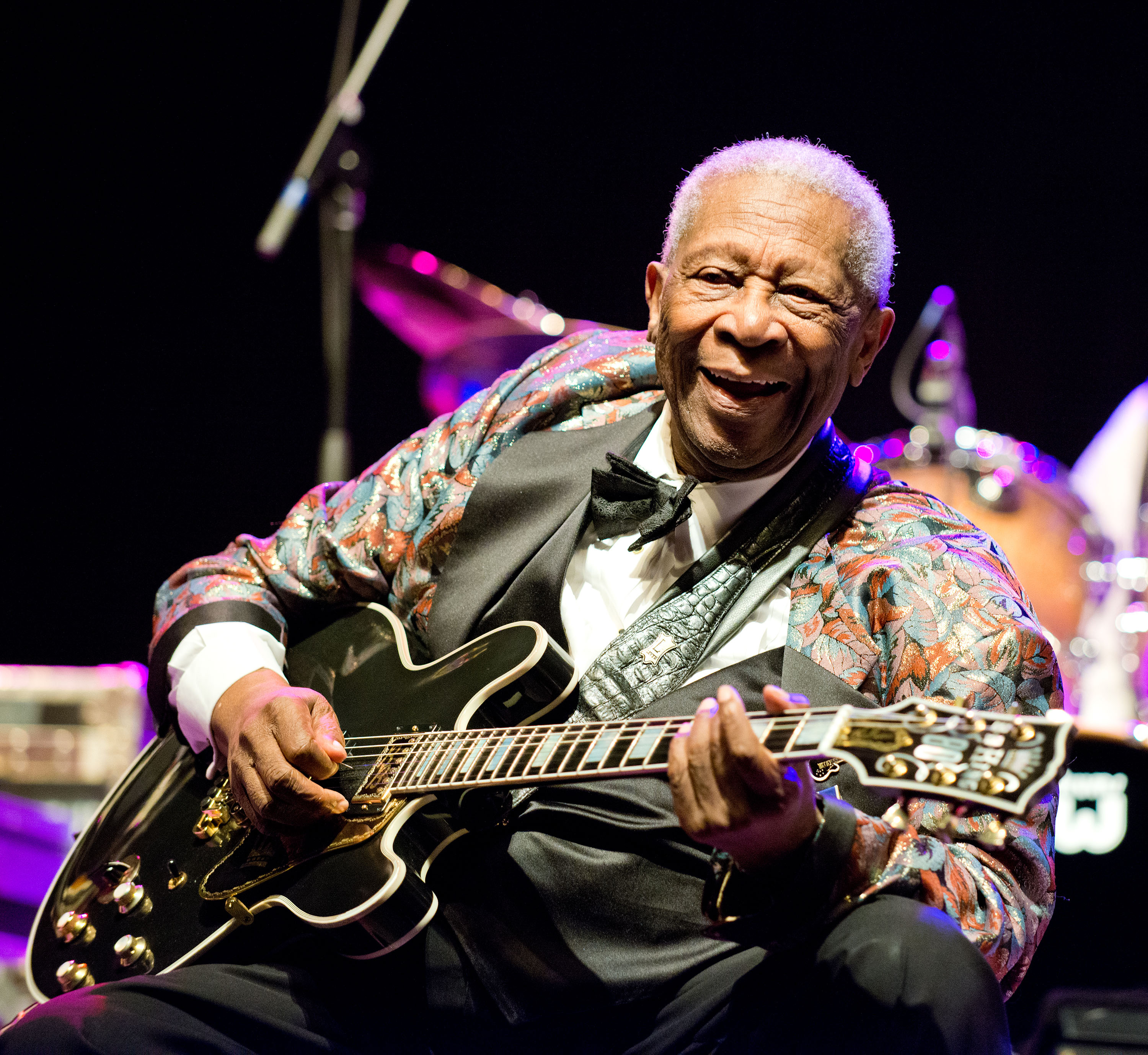 B.B. King performs on stage during Frampton's Guitar Circus at Route 66 Casino's Legends Theater on August 21, 2013 in Albuquerque, New Mexico.
