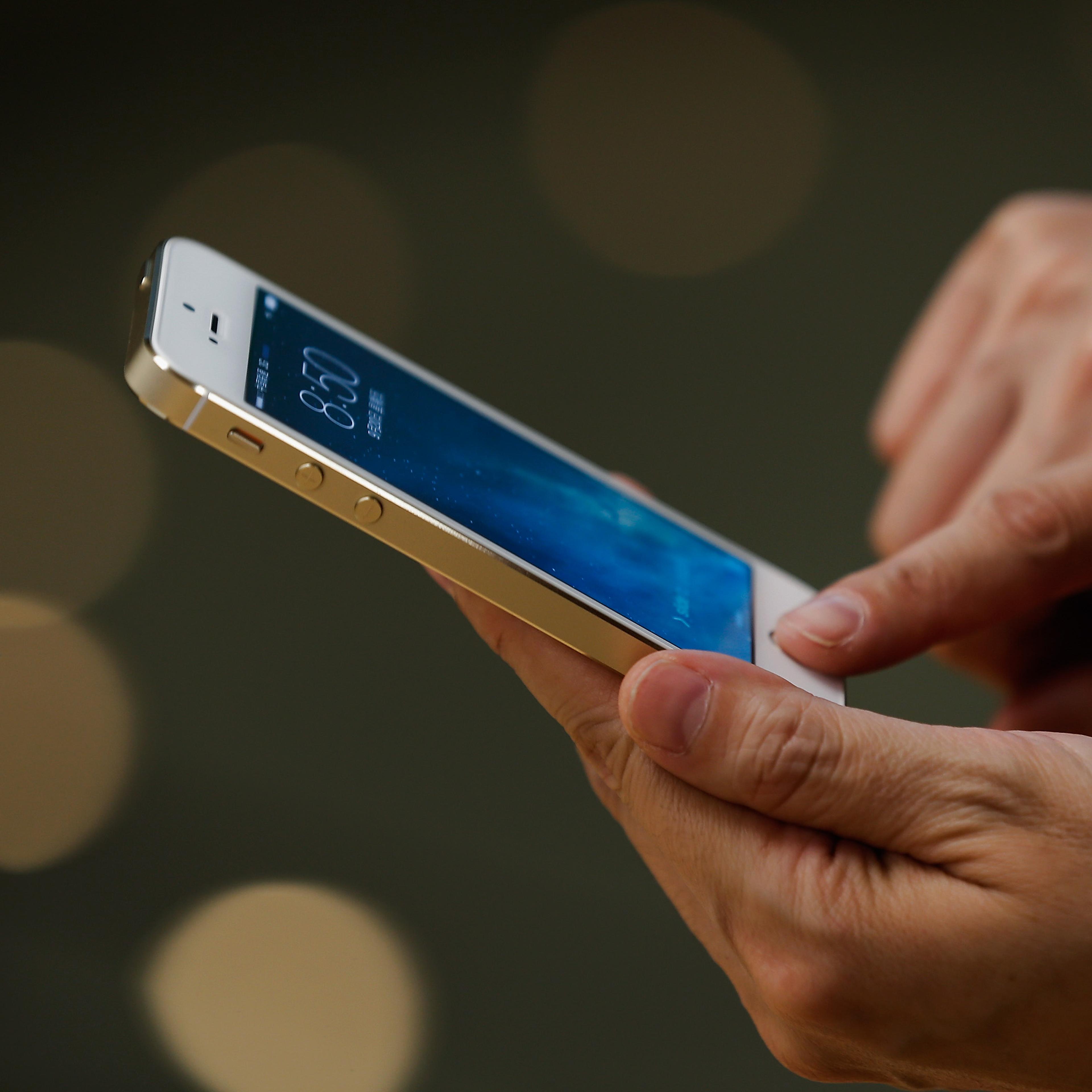 Apple Launches iPhone 5s And 5c In China