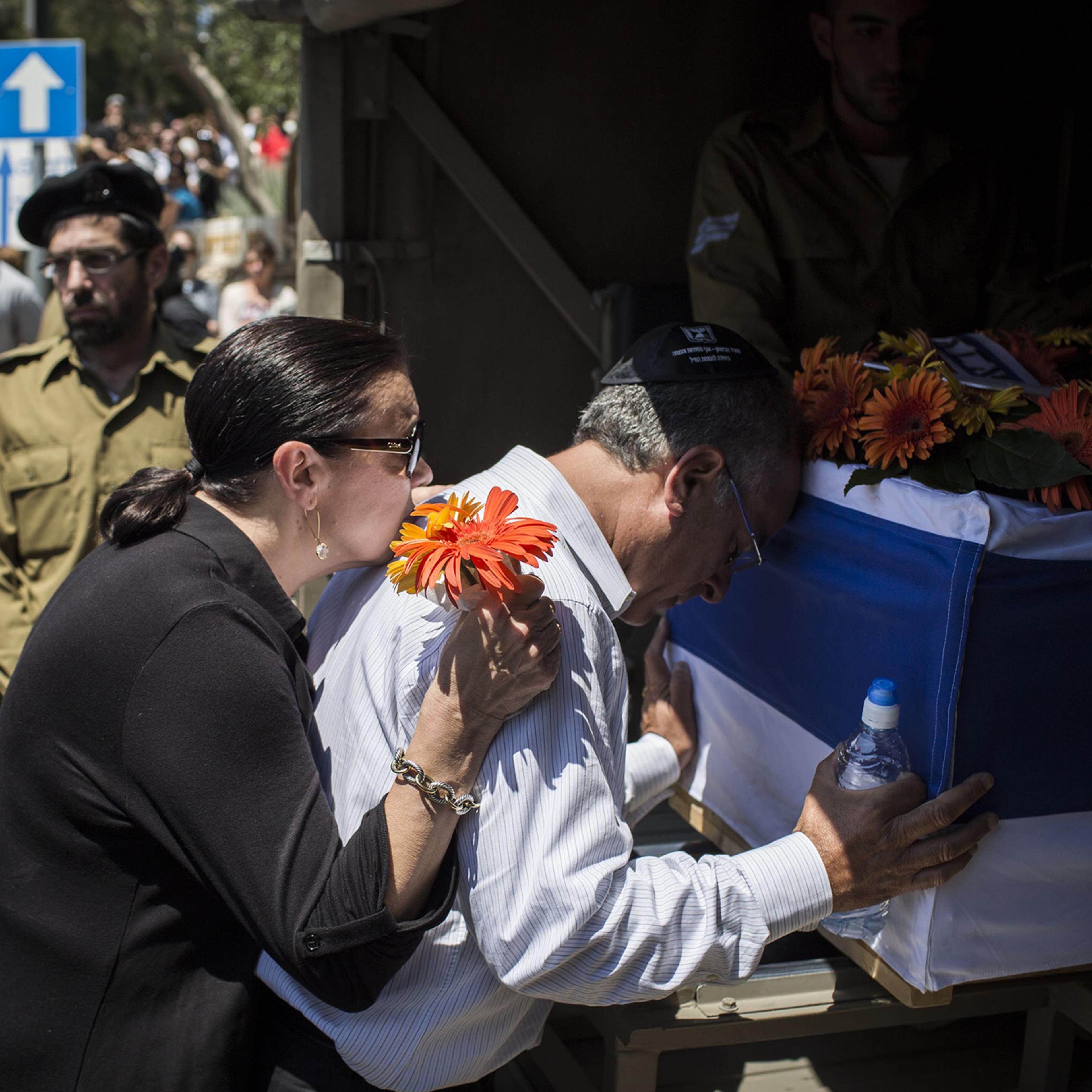 The parents of Sergeant Max Steinberg grieve at his coffin during his funeral on July 23, 2014 in Jerusalem, Israel.