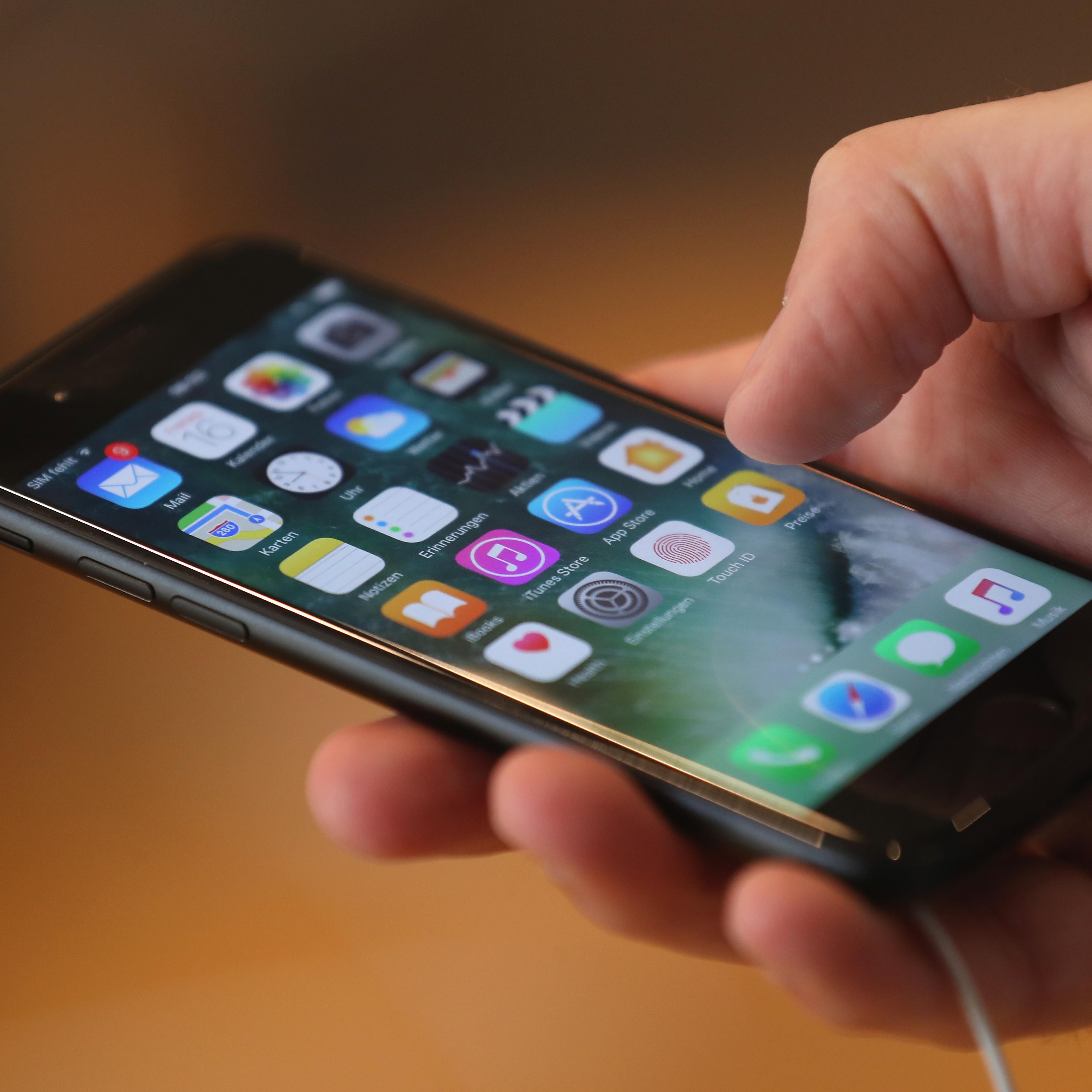 Apple Fans Await iPhone 7