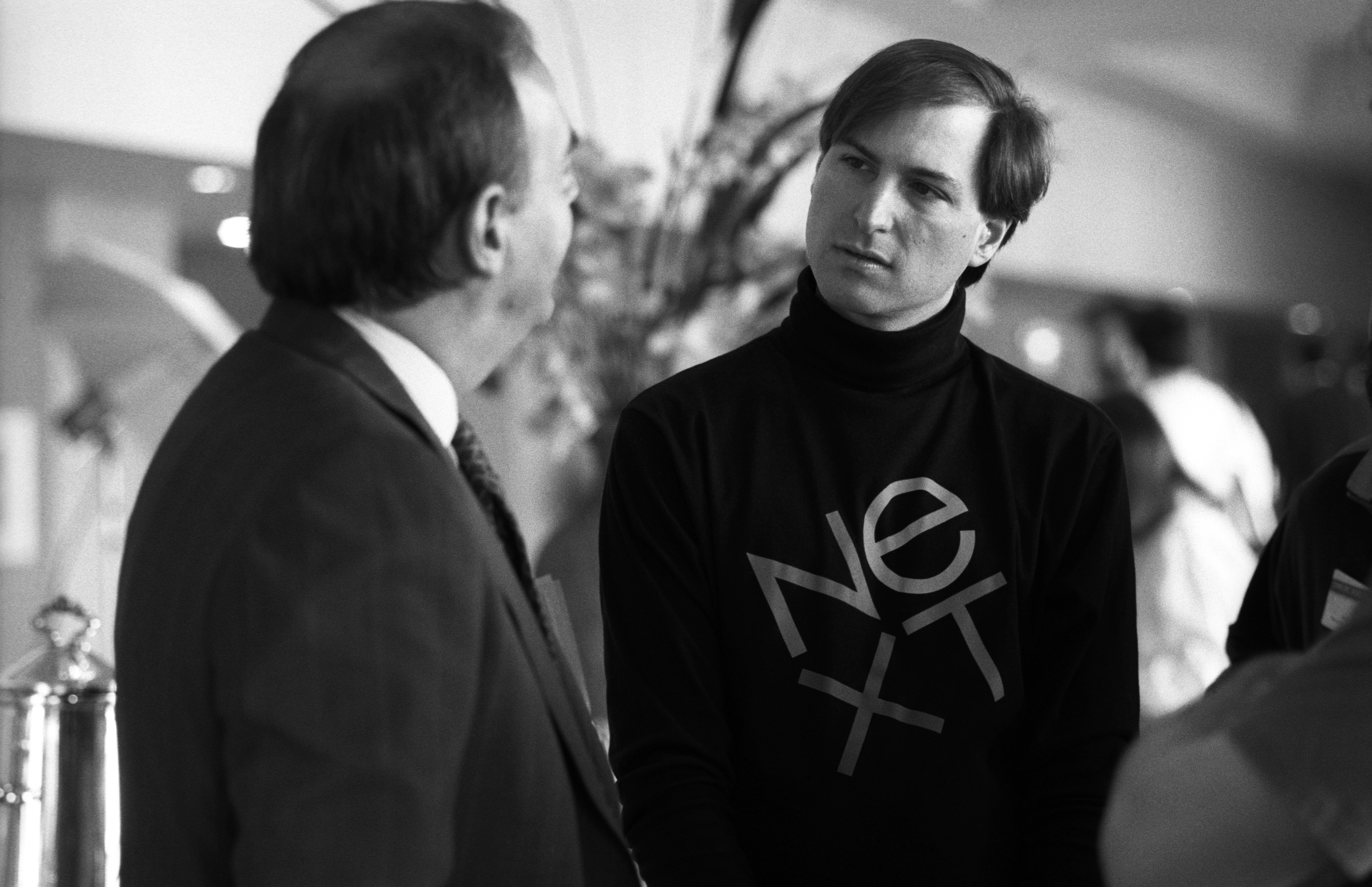 Vittorio Cassoni, from Ing. C. Olivetti &amp; Co., speaks with Steve Jobs, from Apple Computer, at the annual PC Forum