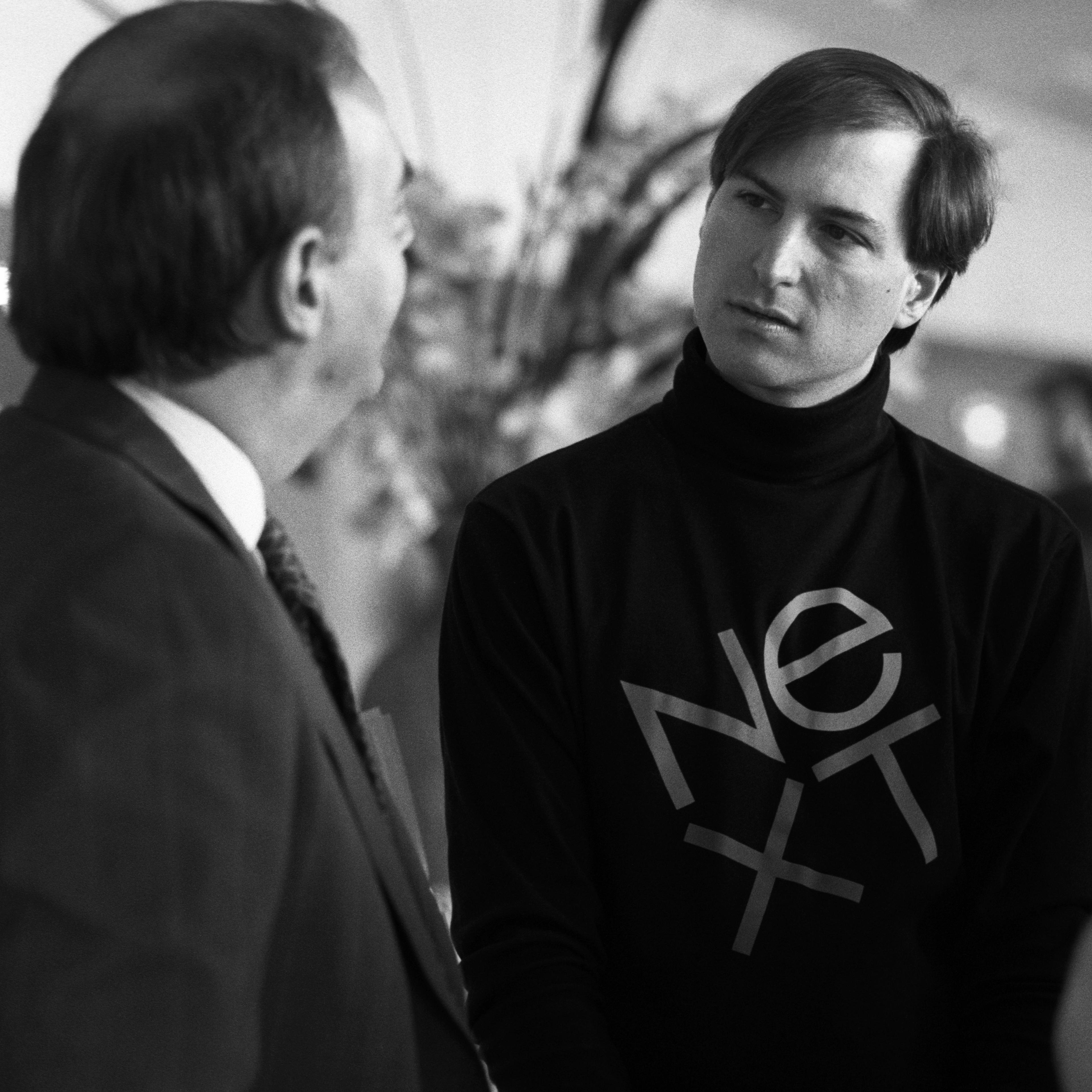Vittorio Cassoni, from Ing. C. Olivetti & Co., speaks with Steve Jobs, from Apple Computer, at the annual PC Forum
