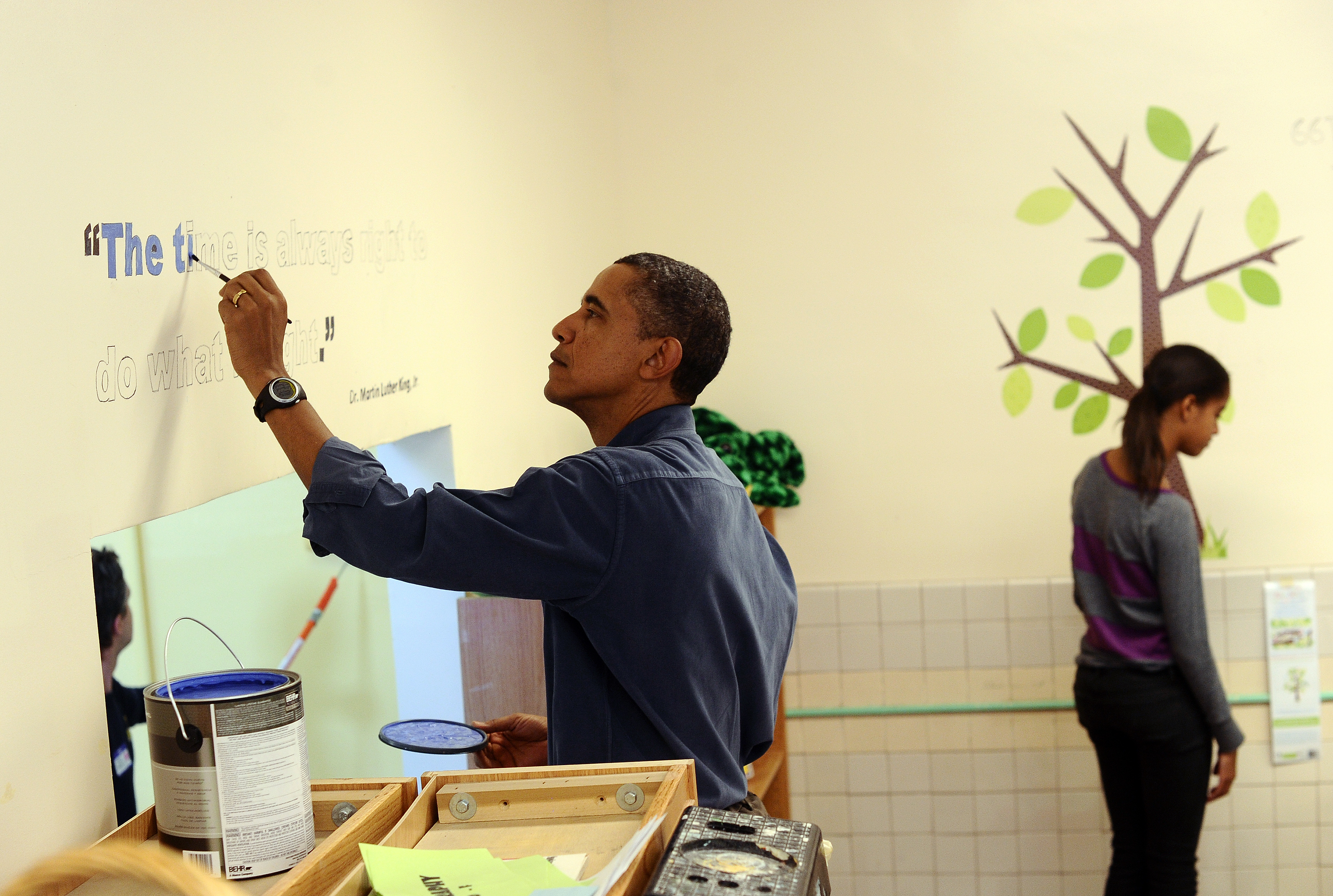 US President Barack Obama (L) paints a q