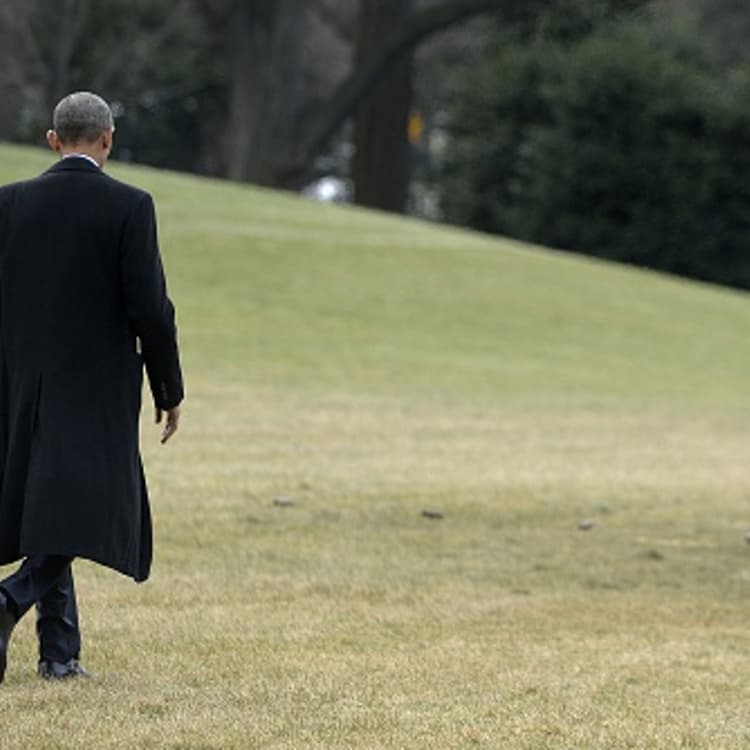 U.S. President Barack Obama walks out of the residence toward Marine One while departing the White House, on February 10, 2016 in Washington, DC.