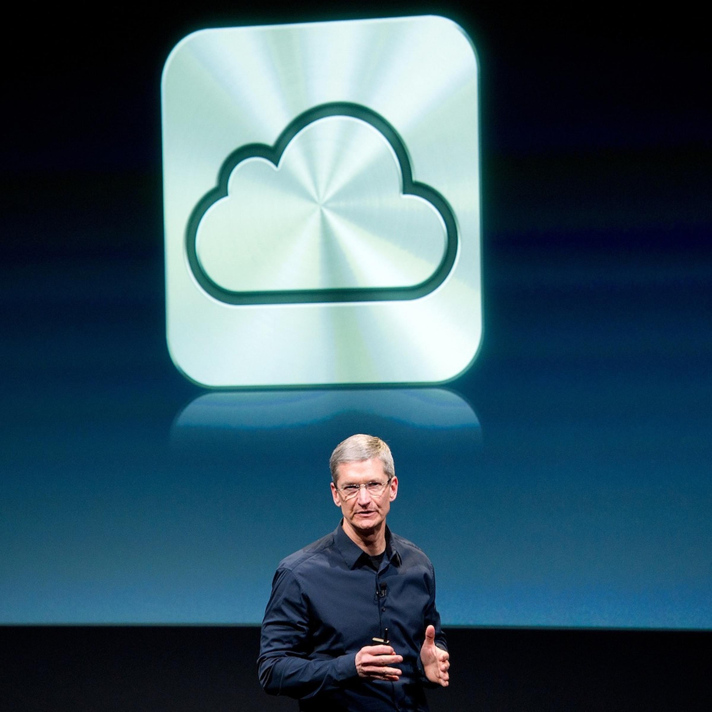 Apple CEO Tim Cook Announces the Apple iPhone 4s