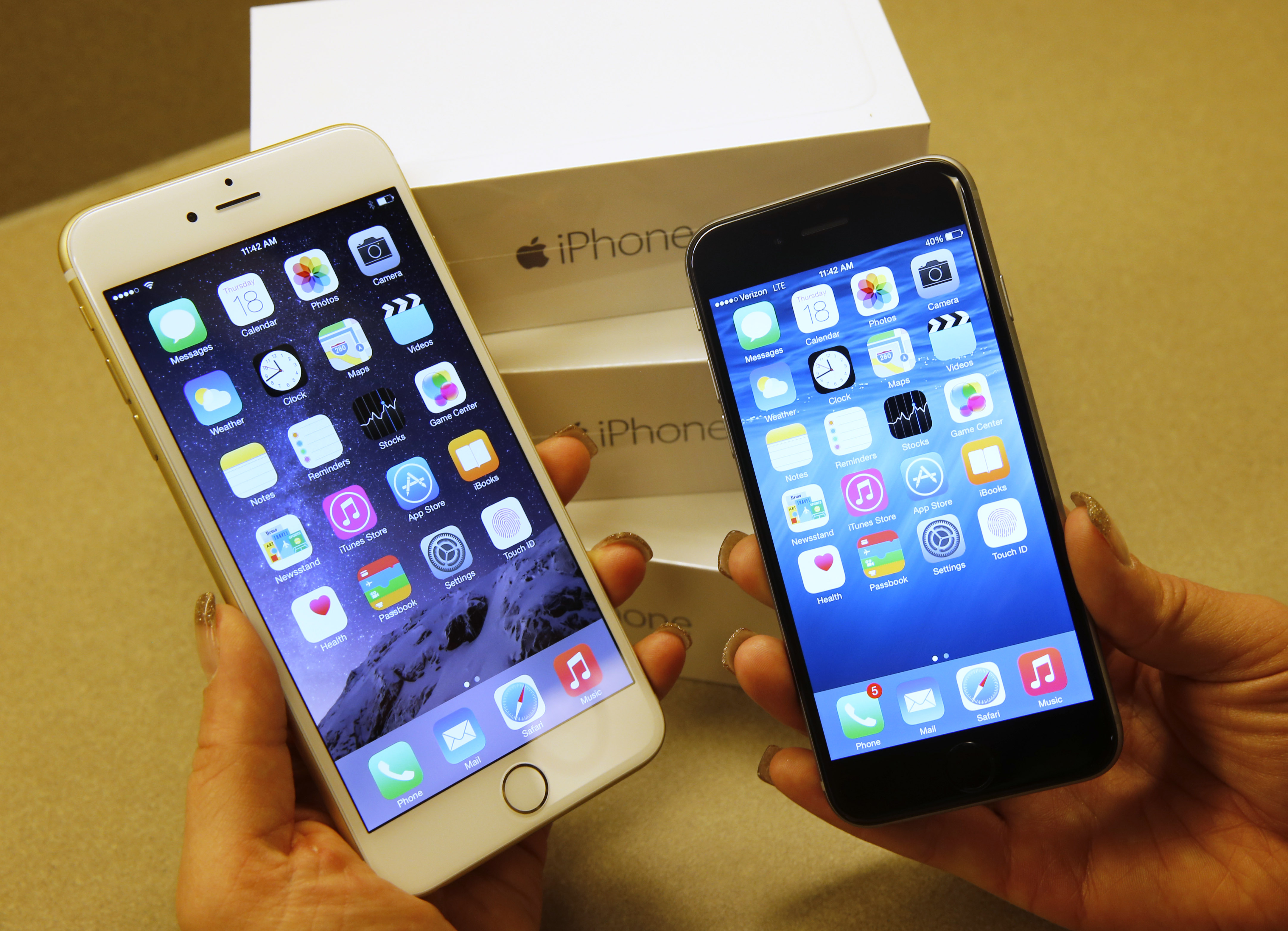 Verizon Store Stocks Shelves With New Apple iPhone 6