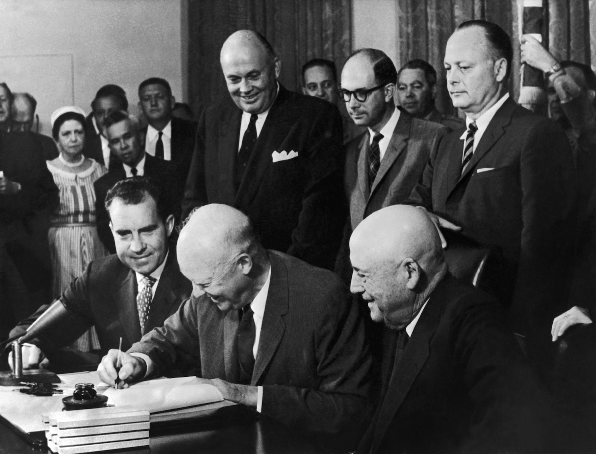 RICHARD NIXON ET DWIGHT EISENHOWER SIGNENT L'ACTE PROCLAMANT LES ILES HAWAII 50ème ETAT AMERICAIN EN 1959