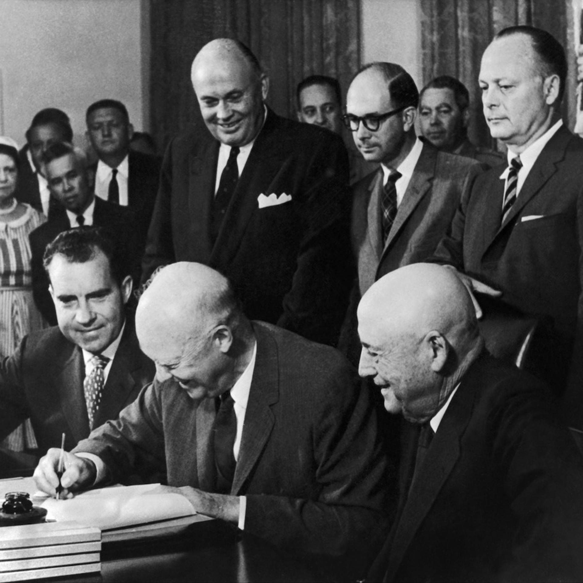 RICHARD NIXON ET DWIGHT EISENHOWER SIGNENT L'ACTE PROCLAMANT LES ILES HAWAII 50ème ETAT AMERICAIN EN 1959