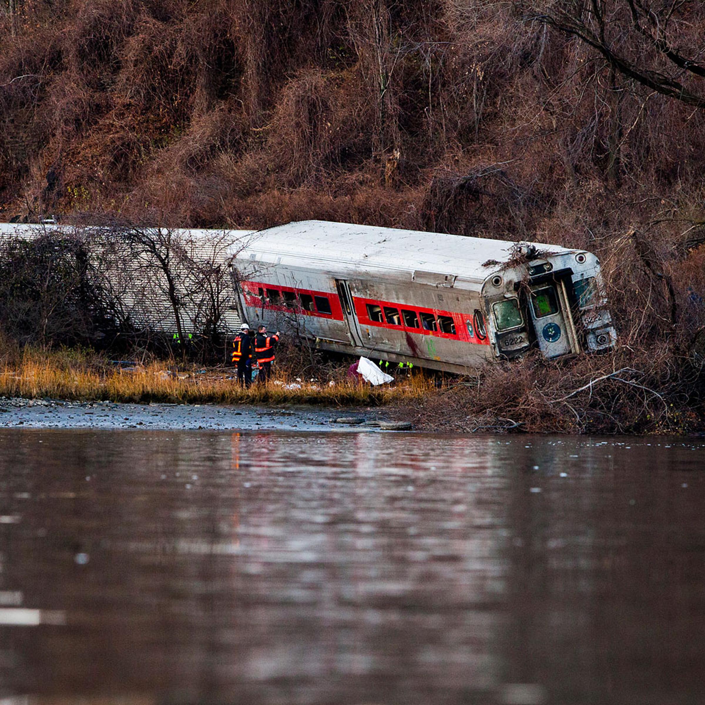 Metro-North Train Derails In Bronx, Multiple Injuries, Deaths Reported