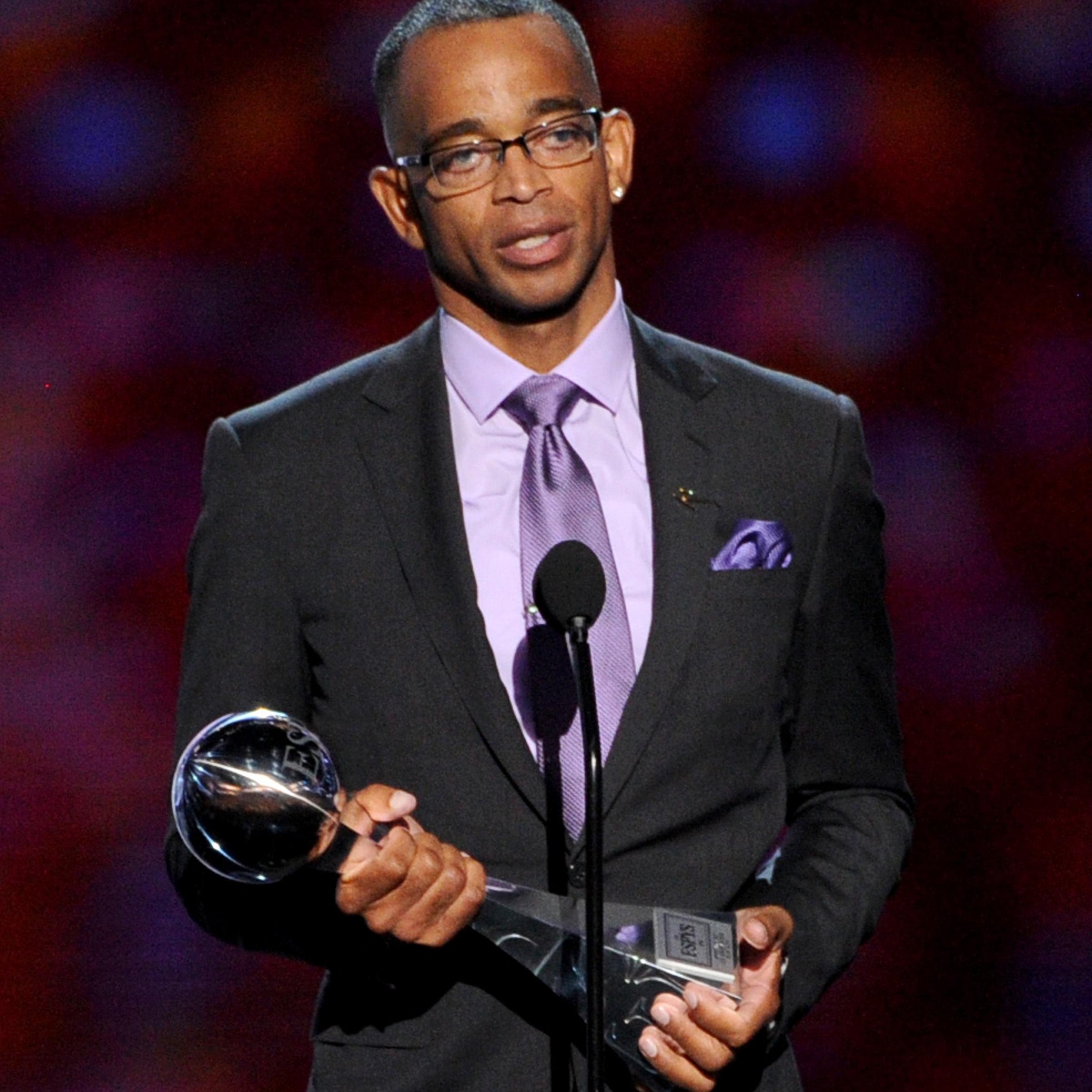 Stuart Scott accepts the 2014 Jimmy V Perseverance Award at the 2014 ESPYS in Los Angeles on July 16, 2014.