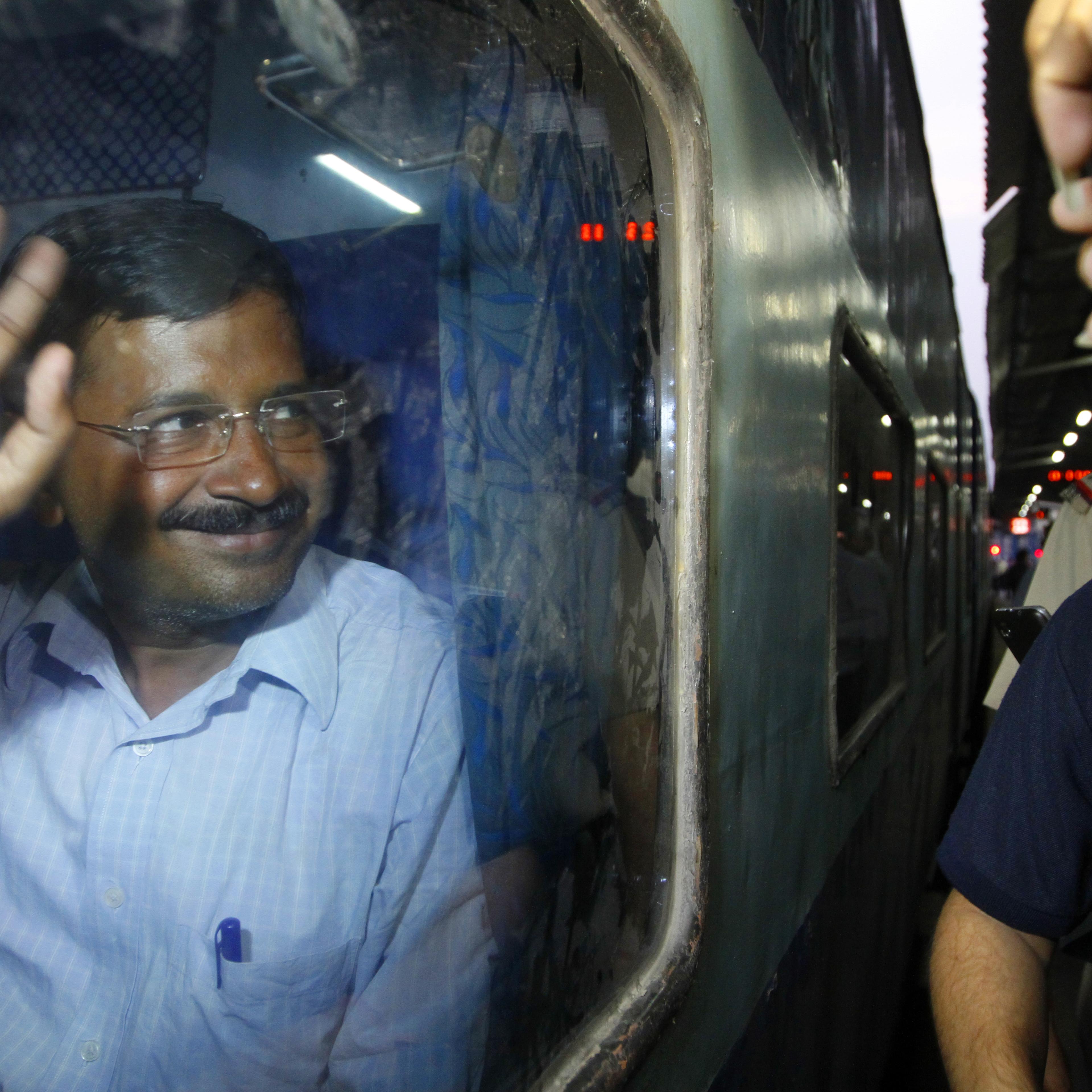 Arvind Kejriwal Leaves For Varanasi To Take On Narendra Modi