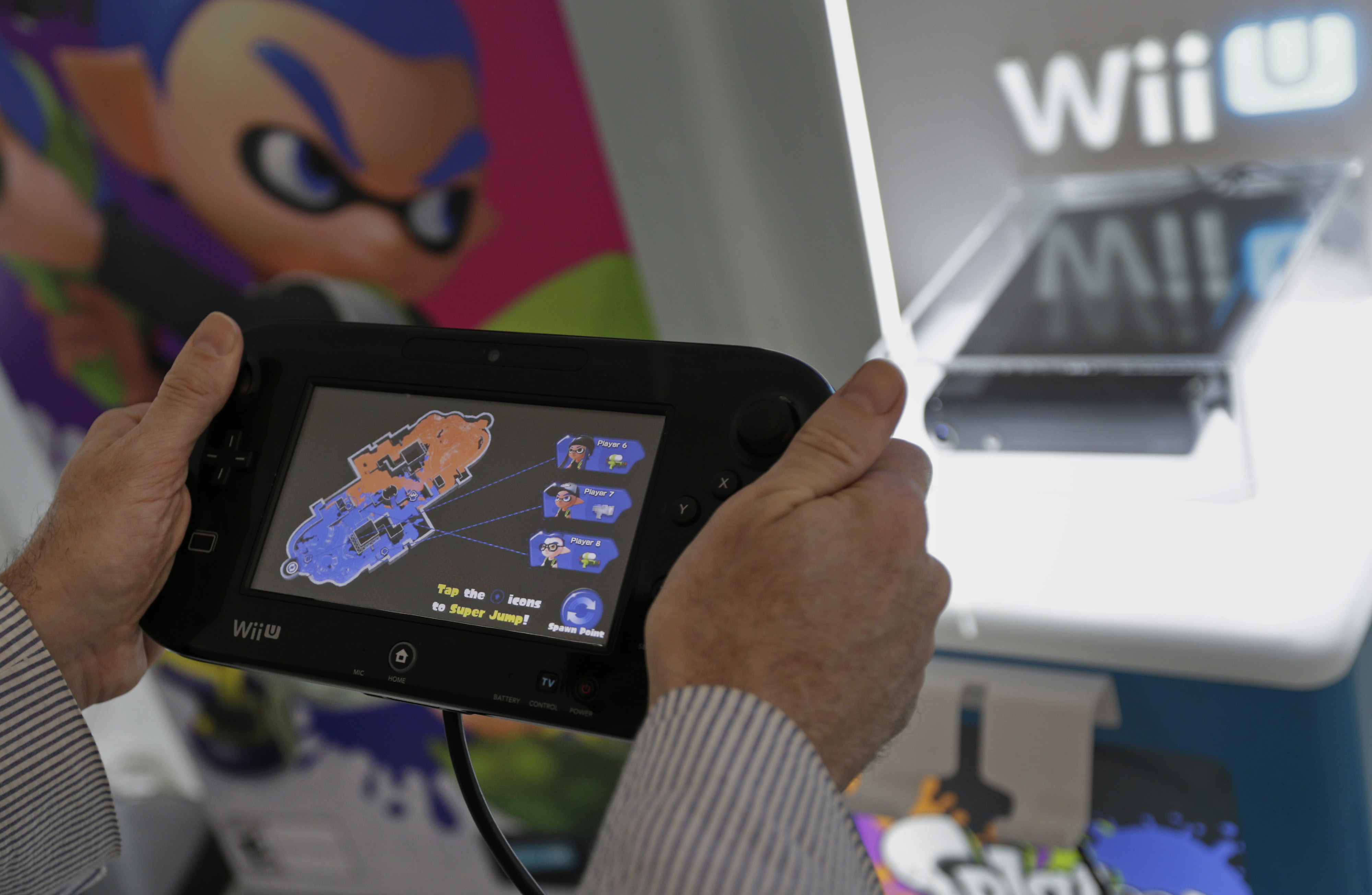 A video gamer tries out the Nintendo's new touch screen game pad controller with gyroscopic controls and their newest game 'Splatoon'  at a pre-launch event in New York, U.S., on Wednesday May 6th 2015.  Photographer: Peter Foley/Bloomberg *** Local Capt