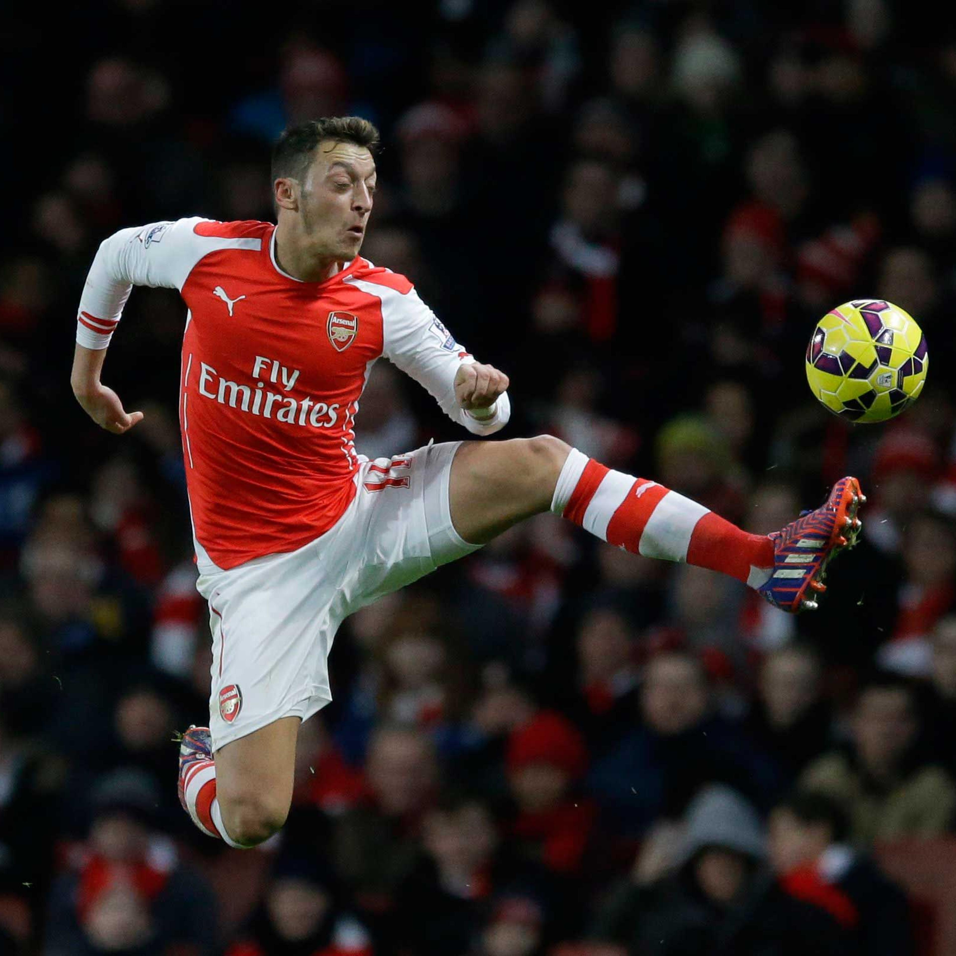 Arsenal's Mesut Ozil controls the ball during the English Premier League soccer match between Arsenal and Leicester City at the Emirates Stadium in London, Feb. 10, 2015.