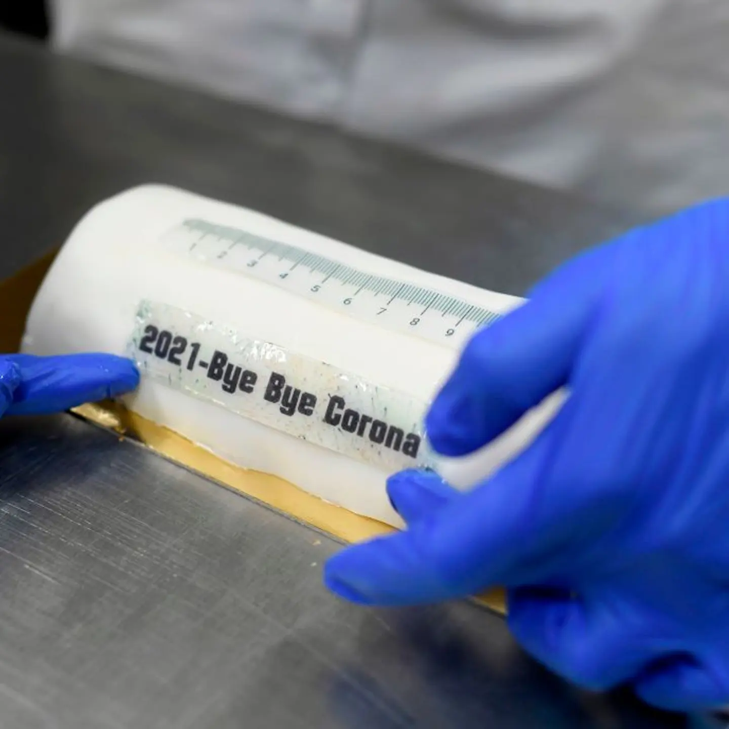 GERMANY-HEALTH-VIRUS-CAKE-OFFBEAT
