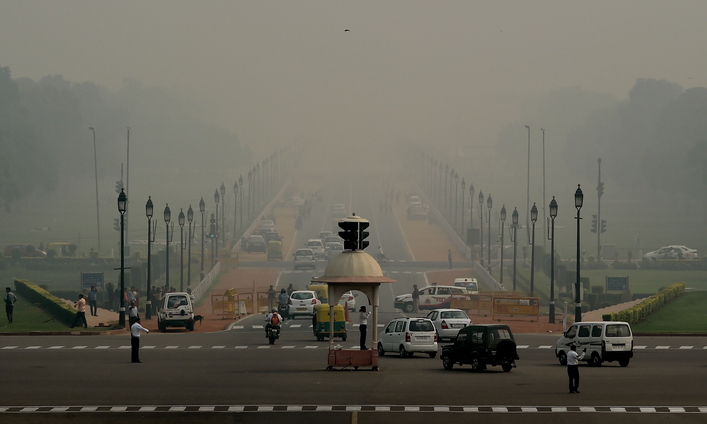 Indian commuters drive through smog in New Delhi on October 31, 2016.