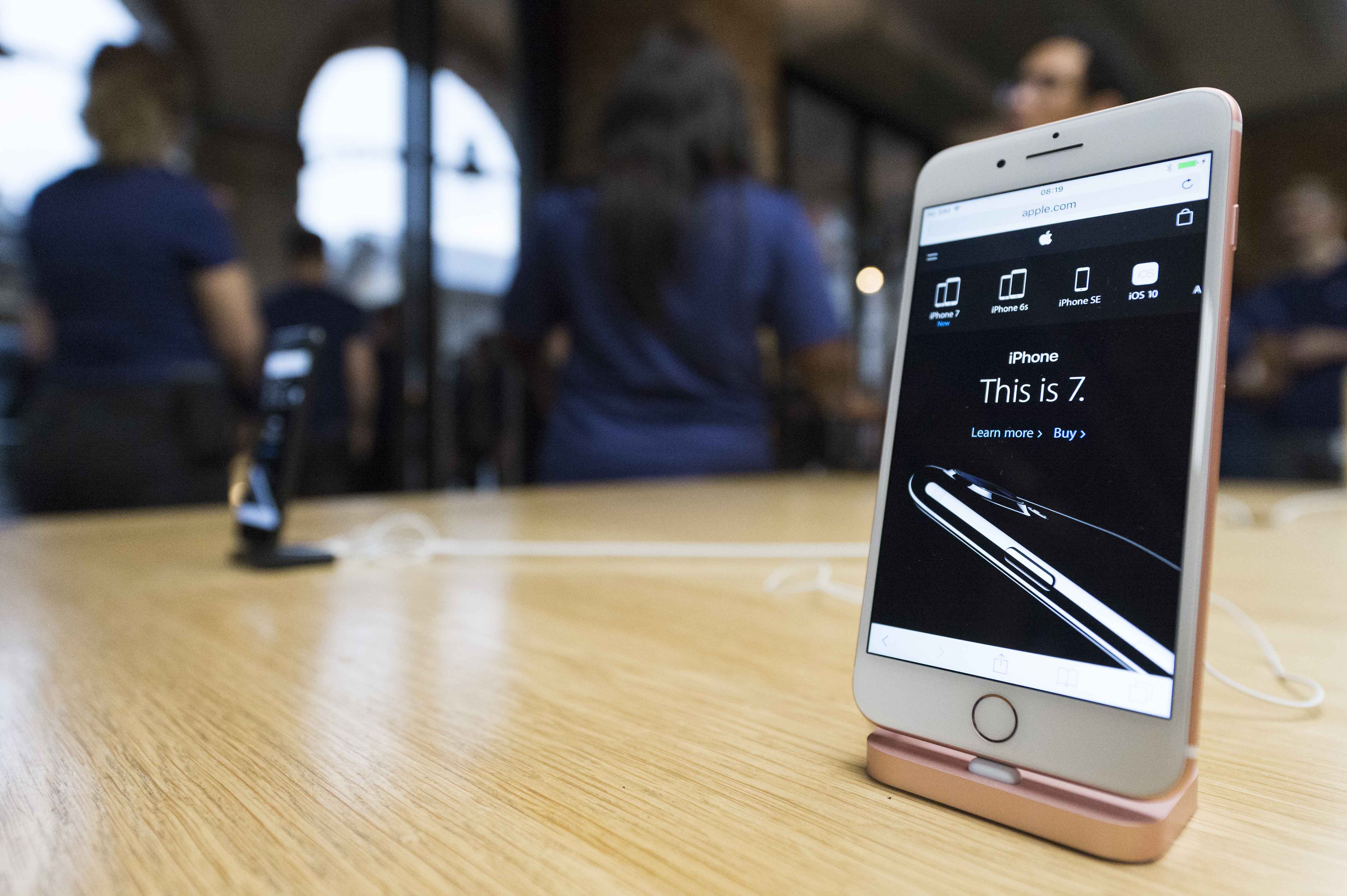 BRITAIN-LONDON-APPLE-IPHONE 7-ON SALE