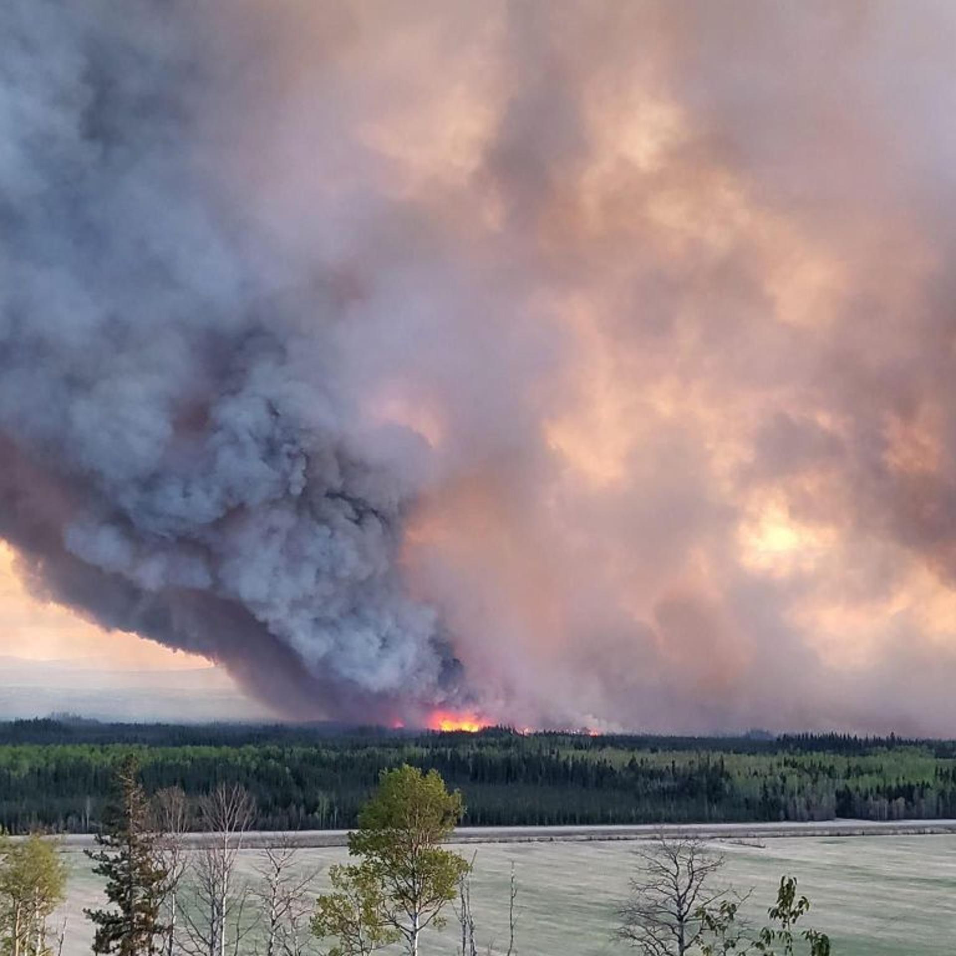 Wildfire prompts evacuation of thousands in Canada