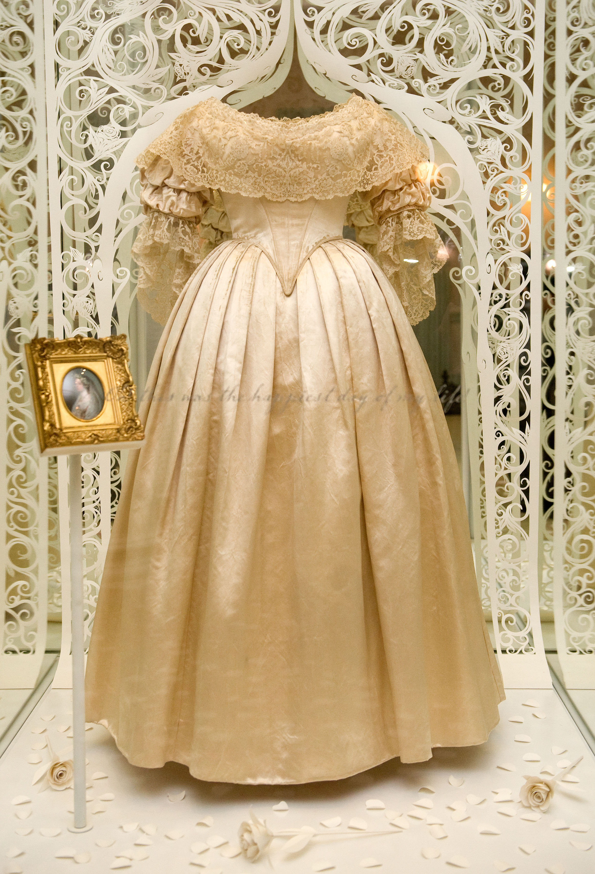 whose wedding dress did lindka cierach design Framed Print of Lindka Cierach Wedding Dress Print 1986. Framed Print from  Memory Lane
