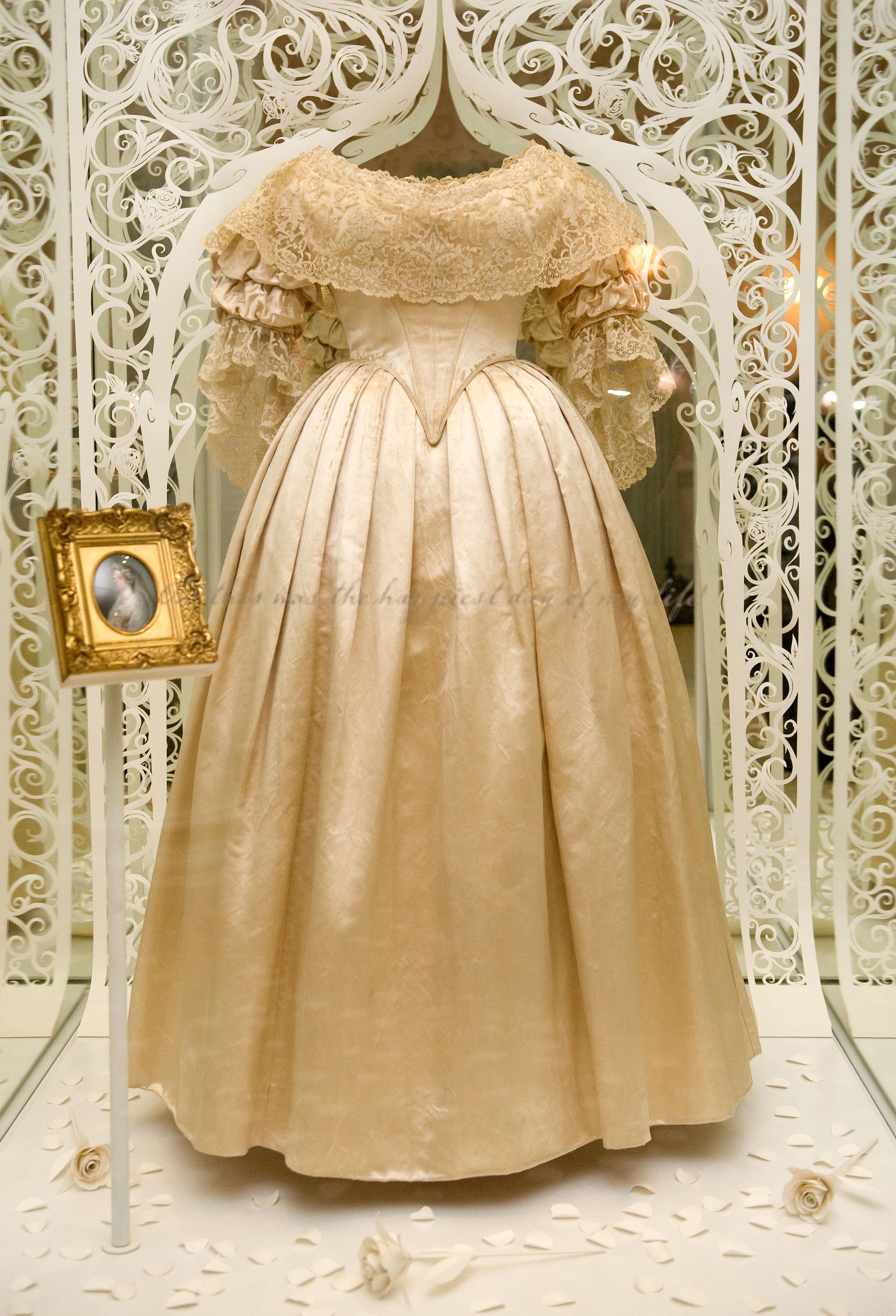 whose wedding dress did lindka cierach design Framed Print of Lindka Cierach Wedding Dress Print 1986. Framed Print from Memory Lane