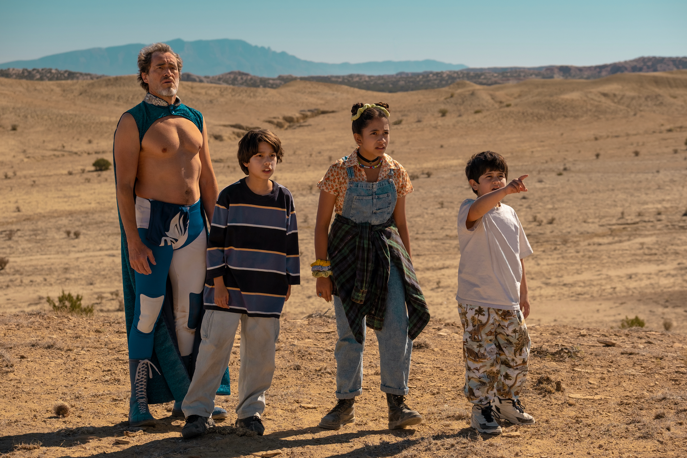 Chava (Demián Bichir) as luchador Relámpago Azul, his grandson Alex (Evan Whitten), and Alex's cousins Luna (Ashley Ciarra) and Memo (Nickolas Verdugo) in the Mexican desert.