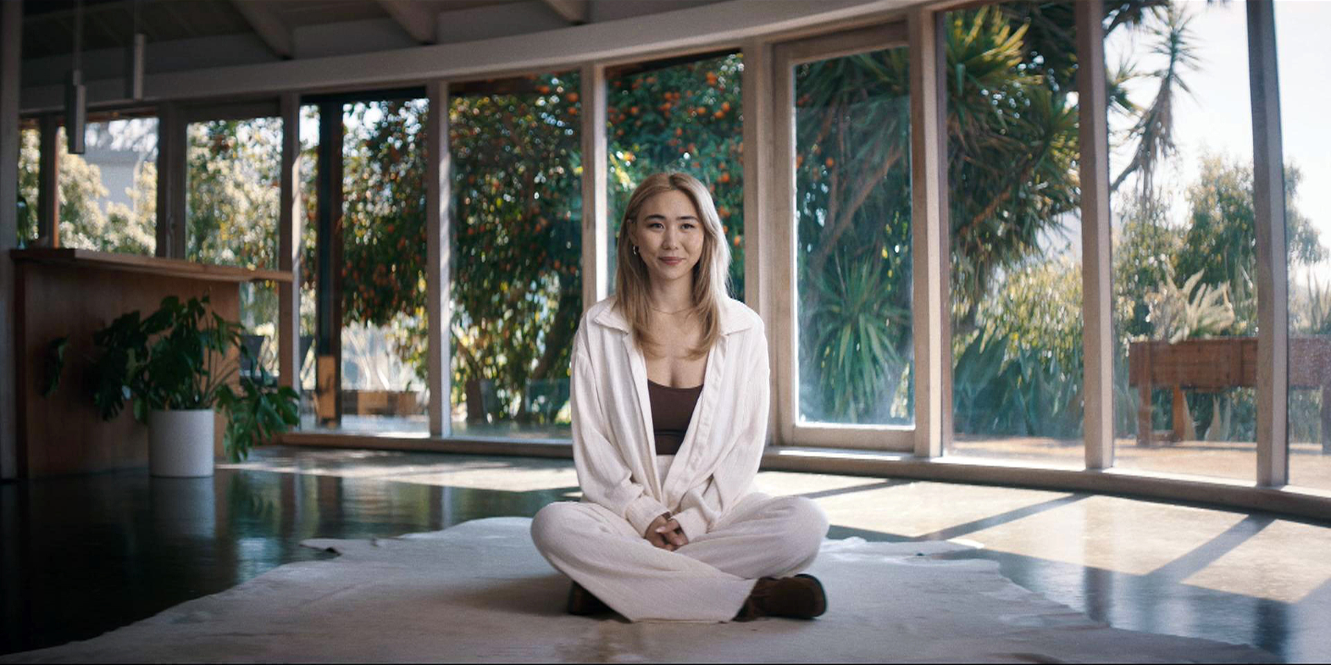 Rachel Lee sitting in a room with a white linen set