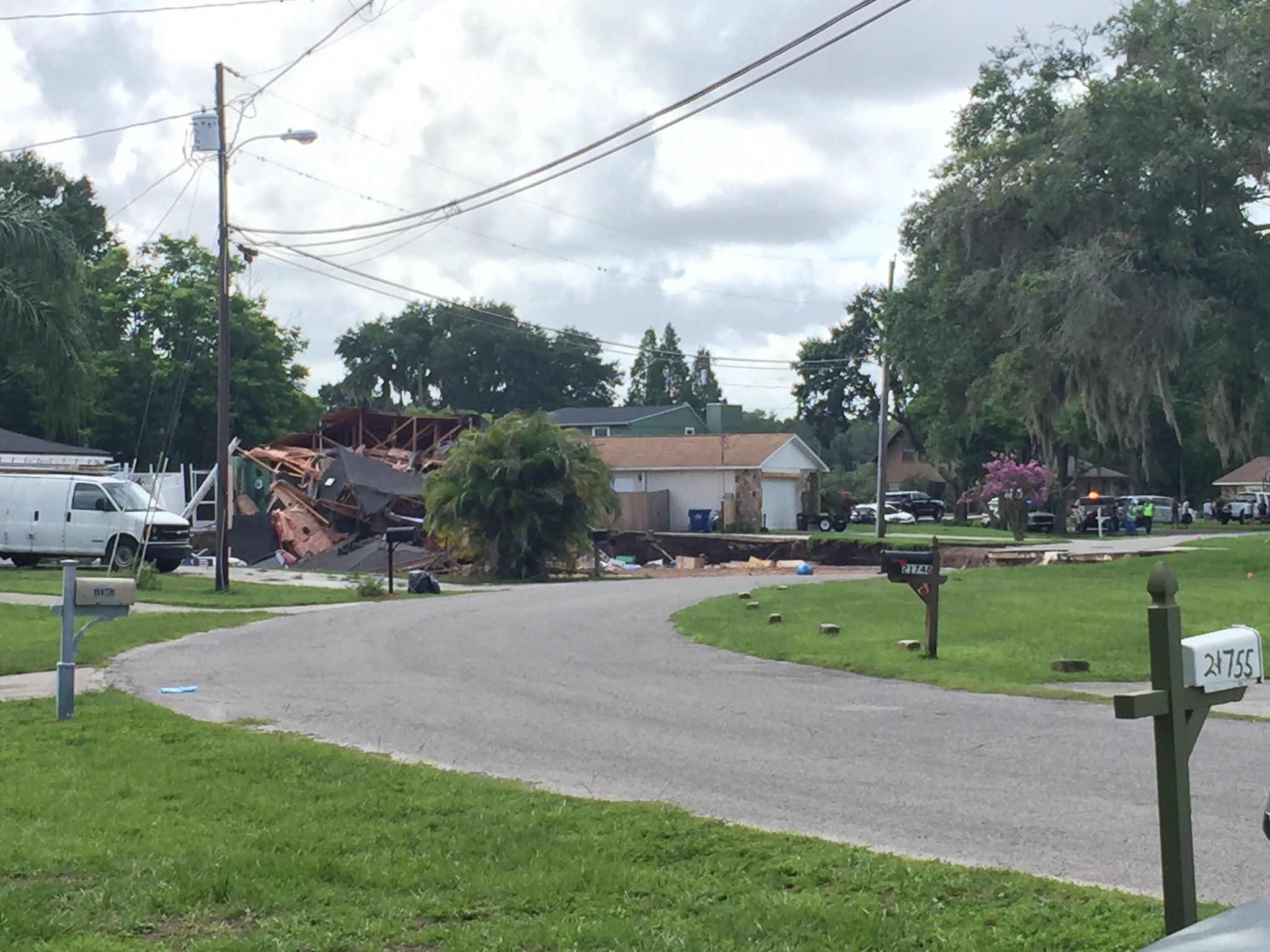 land-lakes-florida-sinkhole-home