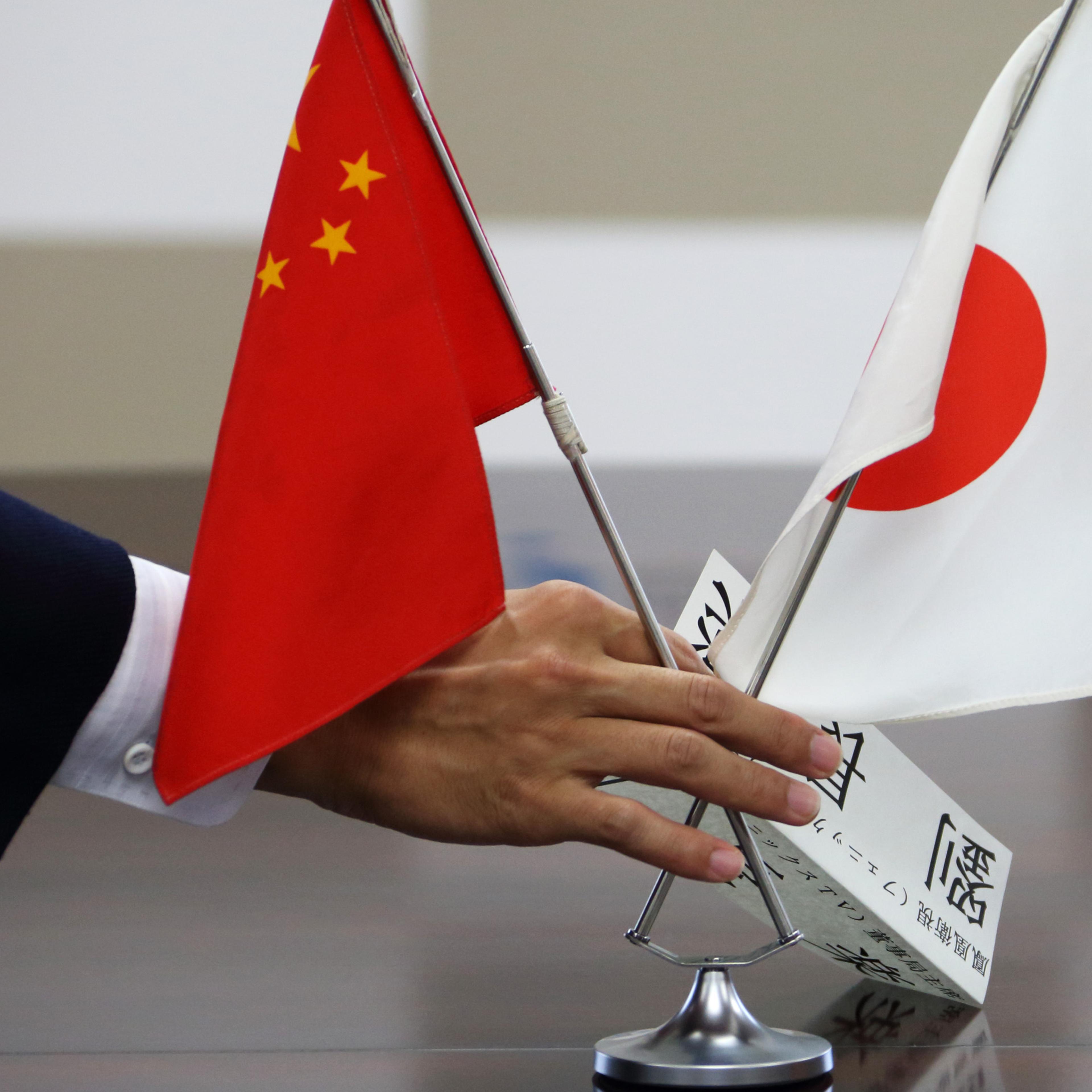 Chinese Business Leaders Led By China Investment Corporation President Gao Xiqing Visits Ministry of Economy, Trade and Industry
