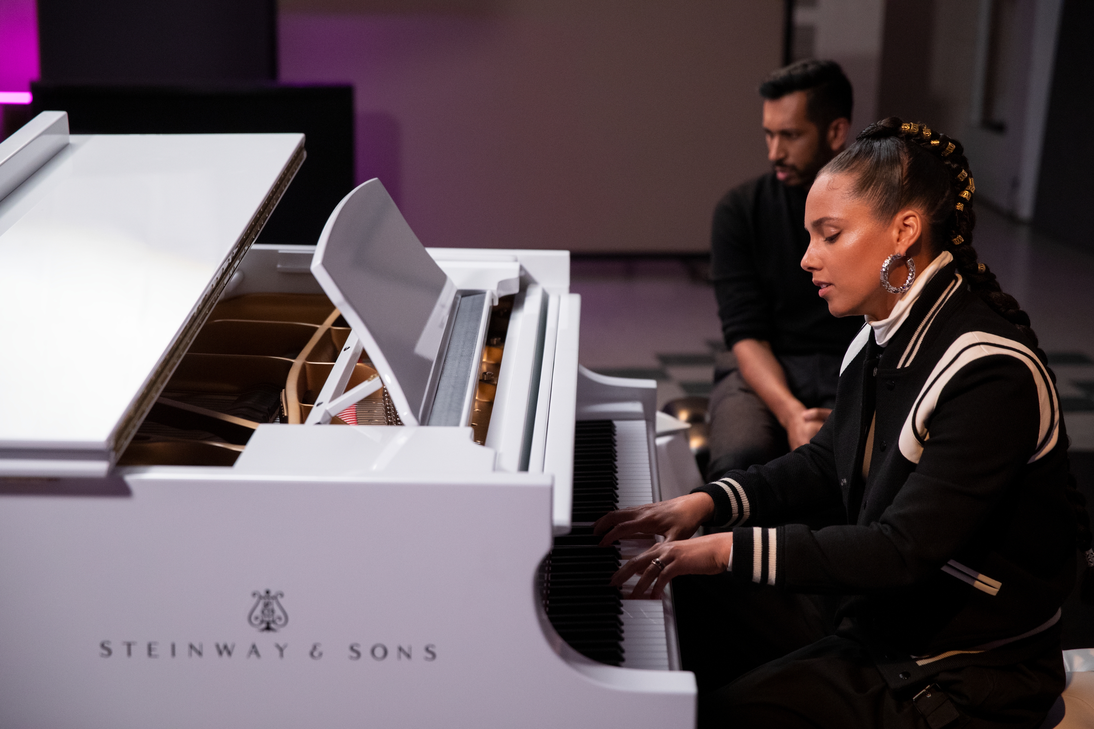 SONG EXPLODER (L to R) ALICIA KEYS and HRISHIKESH HIRWAY in SONG EXPLODER Cr. MATT SAYLES/NETFLIX © 2020