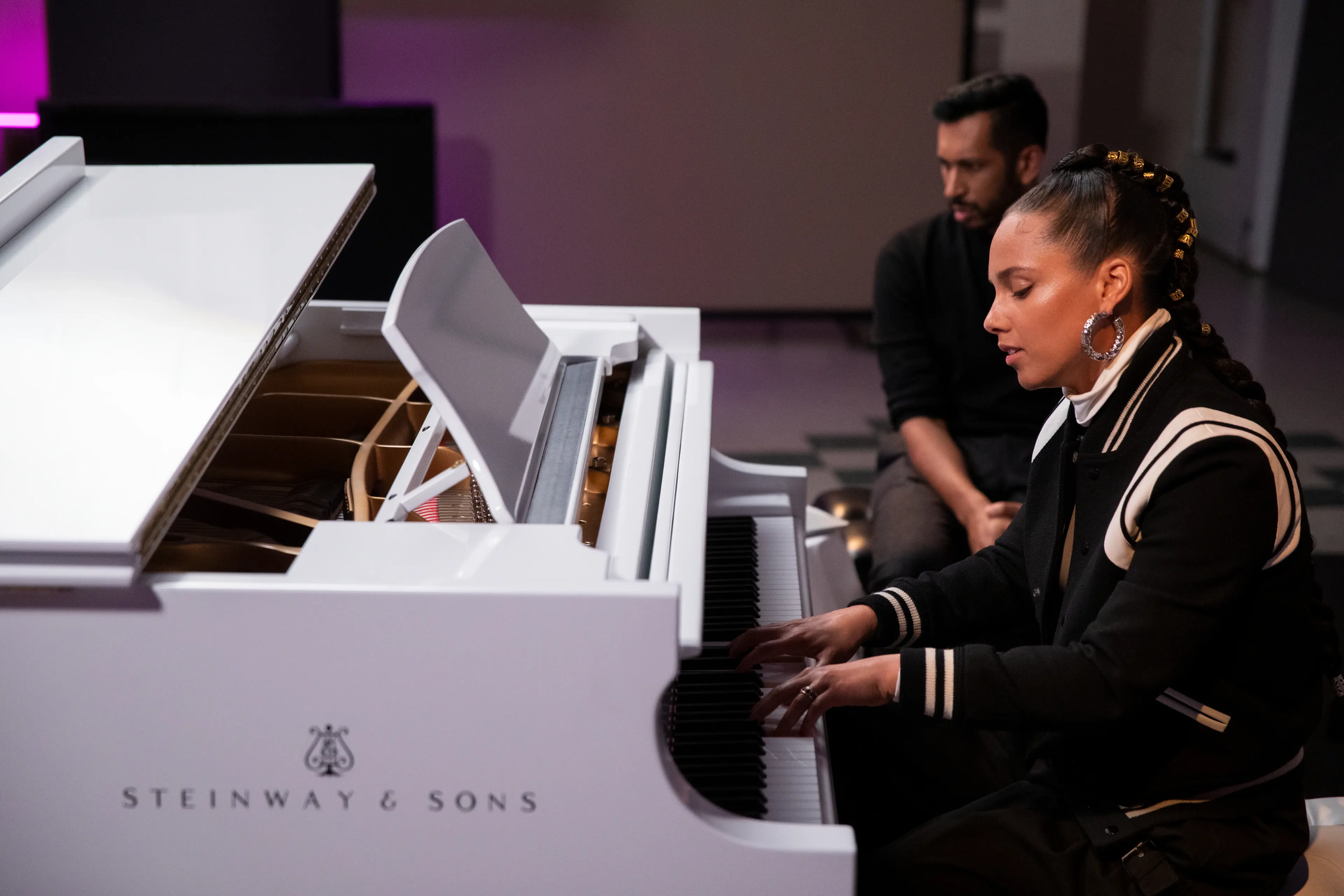 SONG EXPLODER (L to R) ALICIA KEYS and HRISHIKESH HIRWAY in SONG EXPLODER Cr. MATT SAYLES/NETFLIX © 2020