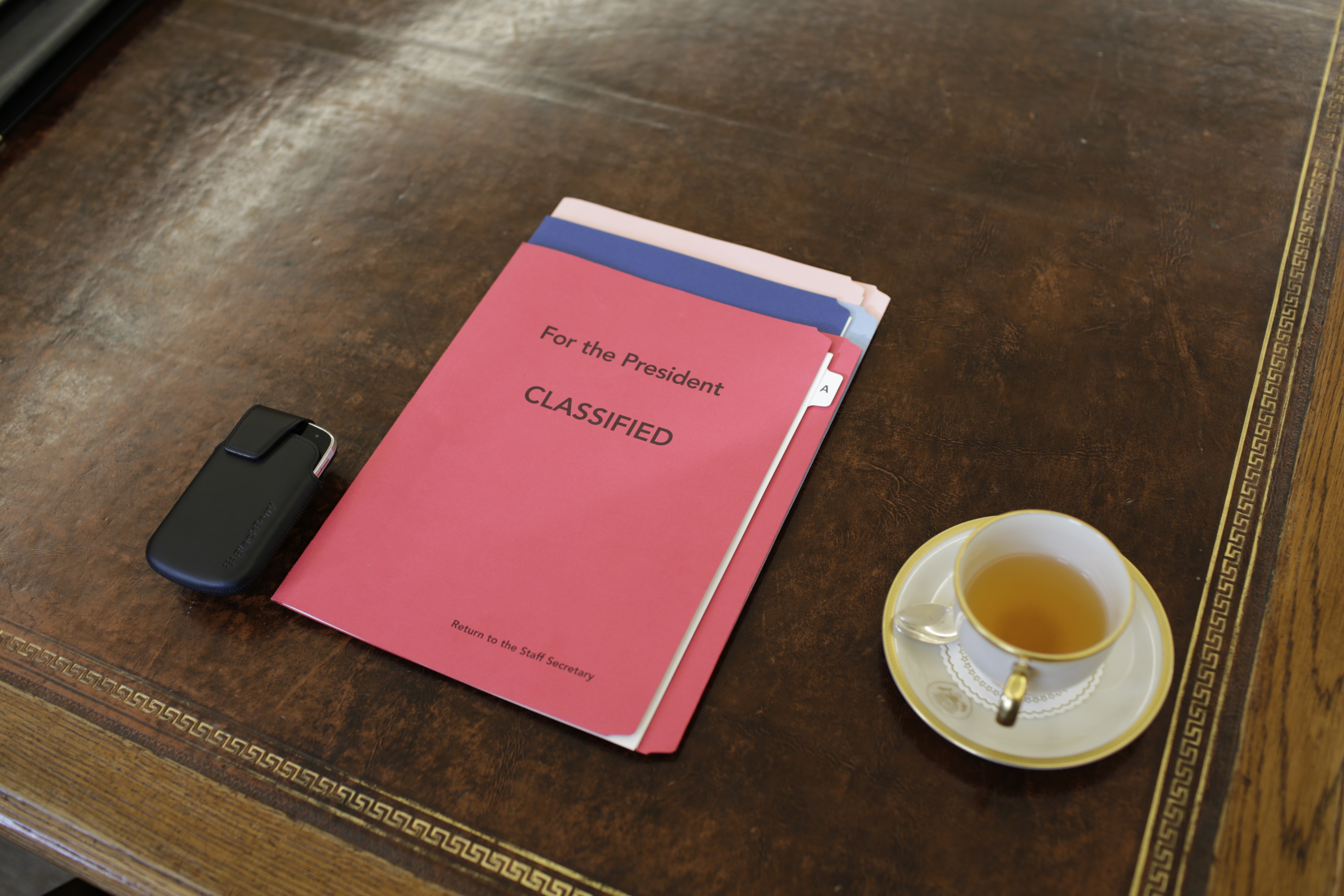 obama-classified-files-blackberry