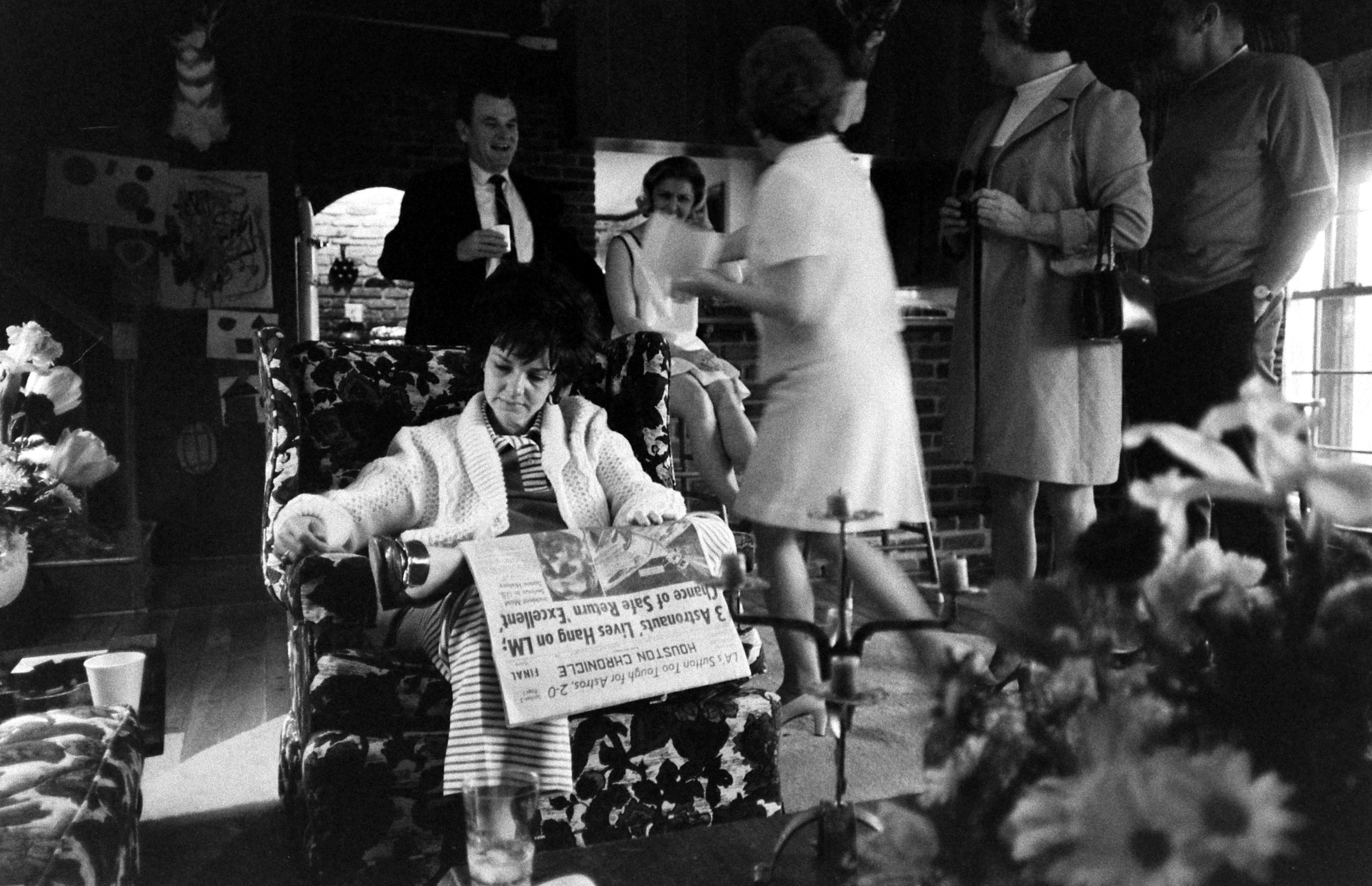 Marilyn Lovell, wife of Apollo 13 commander Jim Lovell, reads a newspaper at home, April 1970.