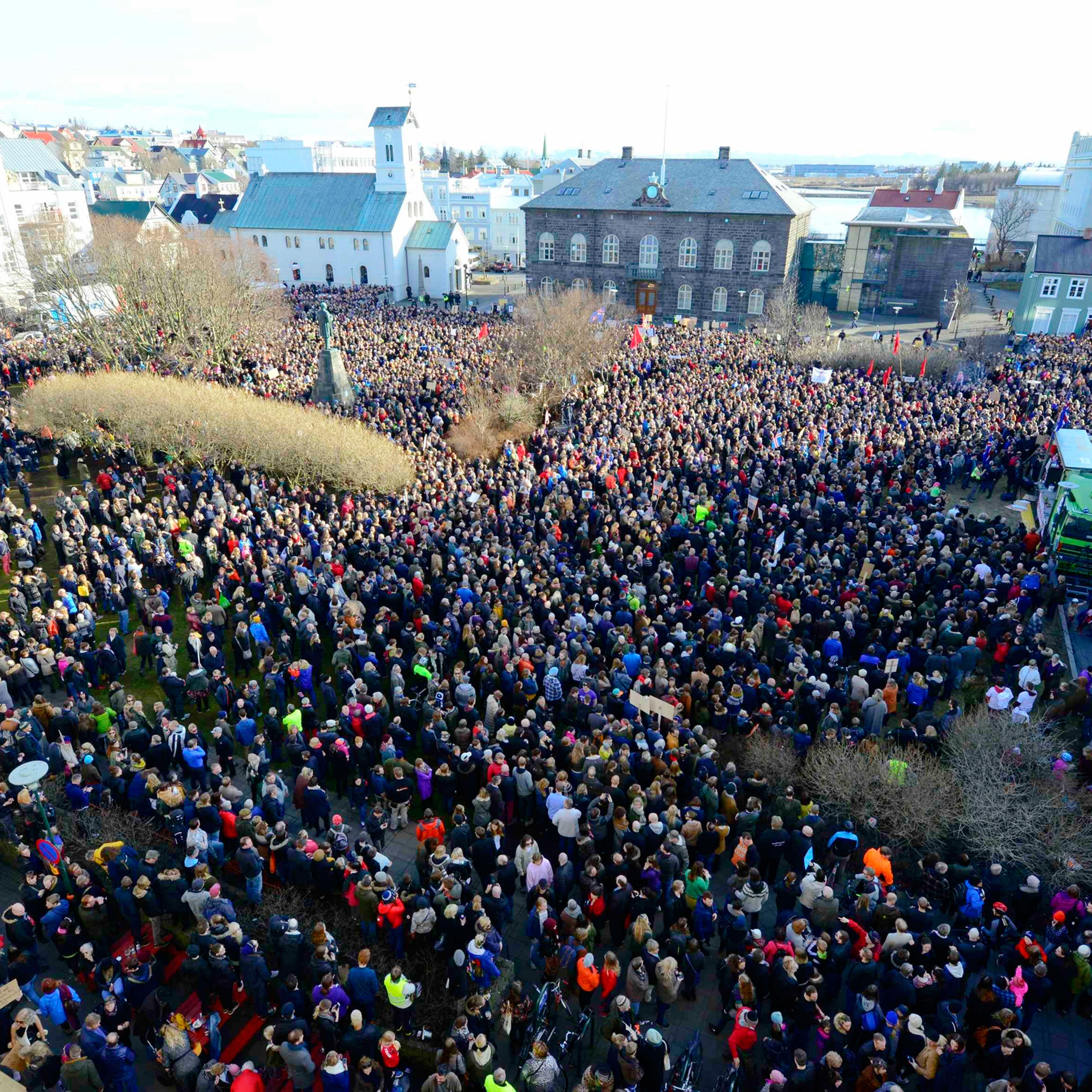 Icelanders call for the resignation of Prime Minister Sigmundur Gunnlaugsson in Reykjavik on April 4