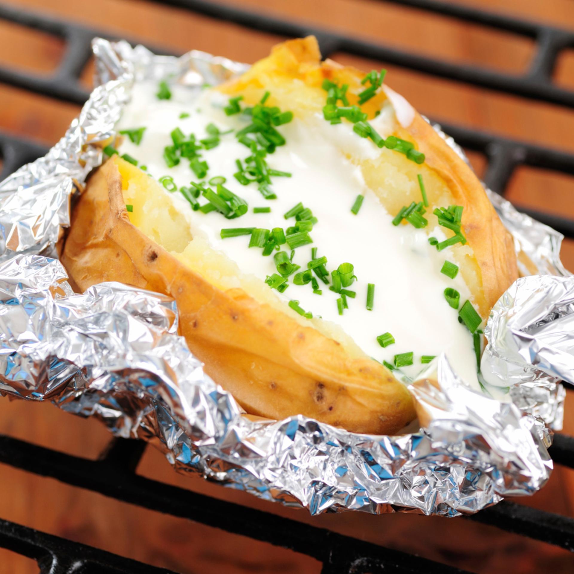 Baked potatoes are among the list of filling foods.