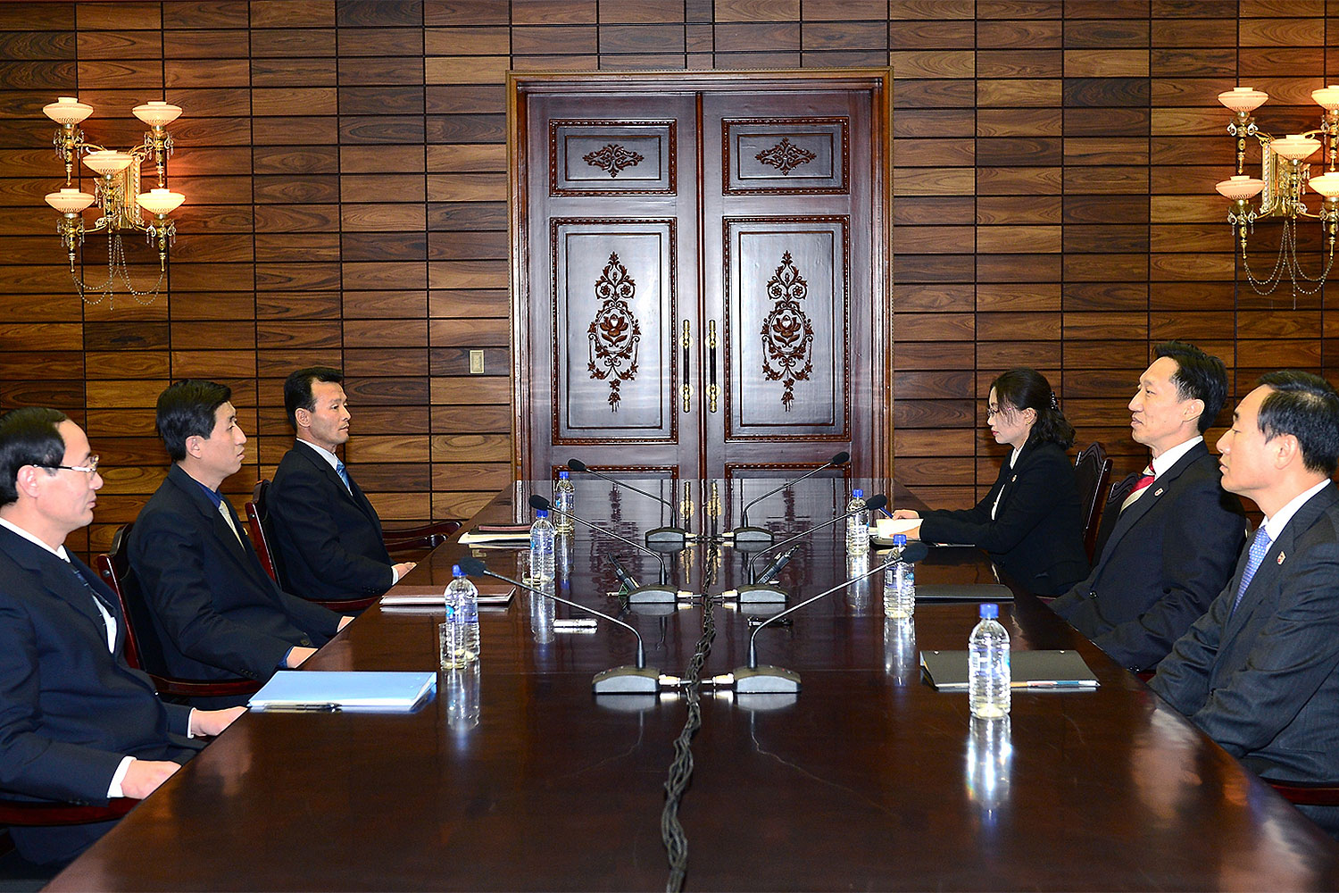 In this handout provided by South Korean Unification Ministry, Lee Duk-Haeng (R, Center), the head of South Korea's working-level delegation to family reunion talks with his North Korean counterpart Park Yong-Il (L, Center) during their meeting on Feb. 5, 2014 in Panmunjom, North Korea