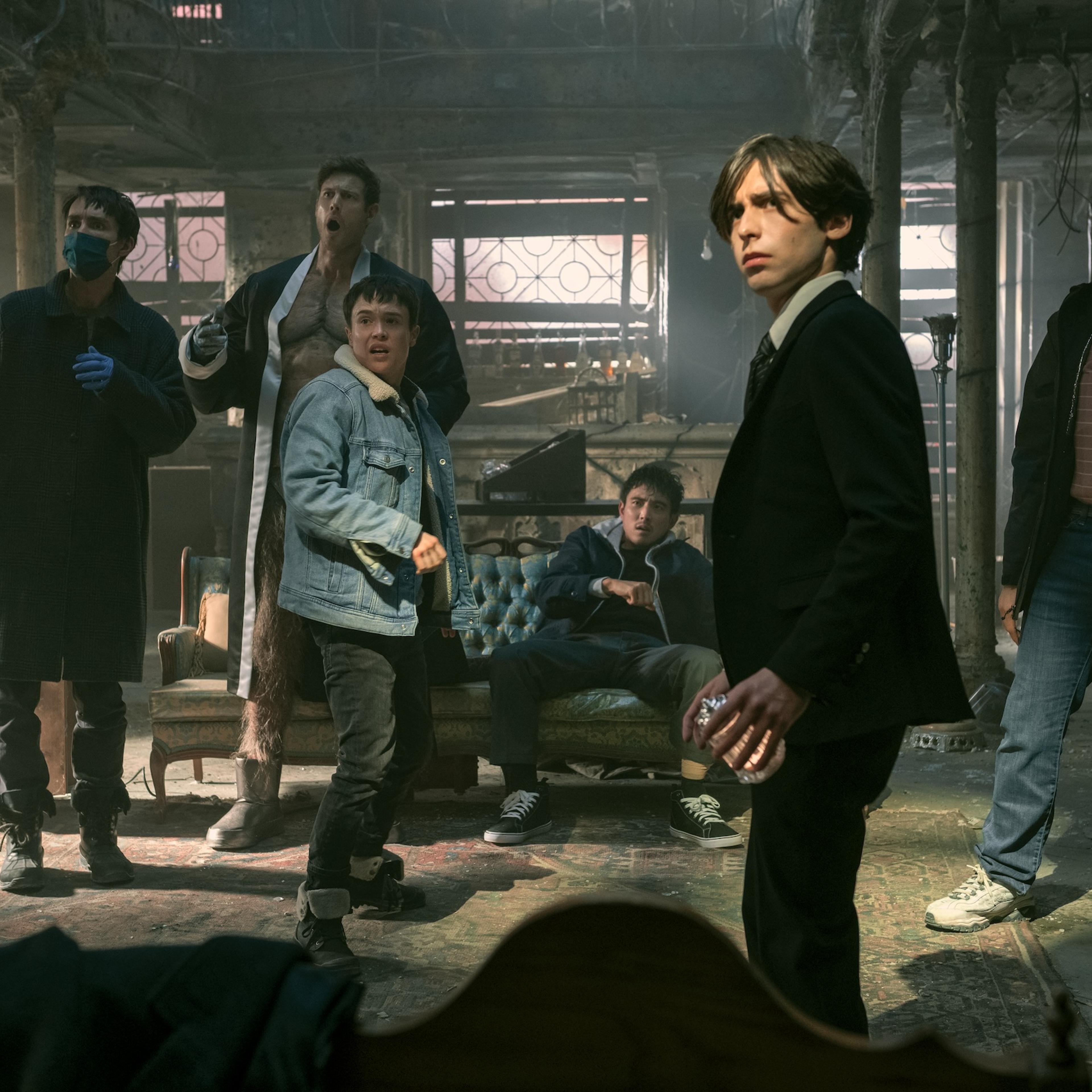 The Umbrella Academy. (L to R) Robert Sheehan as Klaus Hargreeves, Tom Hopper as Luther Hargreeves, Elliot Page as Viktor Hargreeves, Justin H. Min as Ben Hargreeves, Aidan Gallagher as Number Five, David Castañeda as Diego Hargreeves in episode 402 of