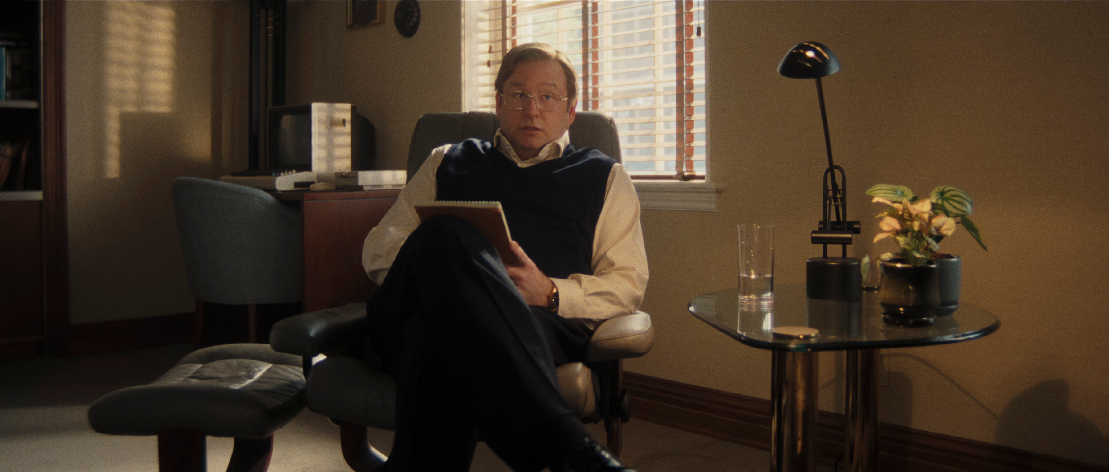 Monsters: The Lyle And Erik Menendez Story. Dallas Roberts as Dr. Jerome Oziel in episode 202 of Monsters: The Lyle And Erik Menendez Story. Cr. Courtesy of Netflix © 2024