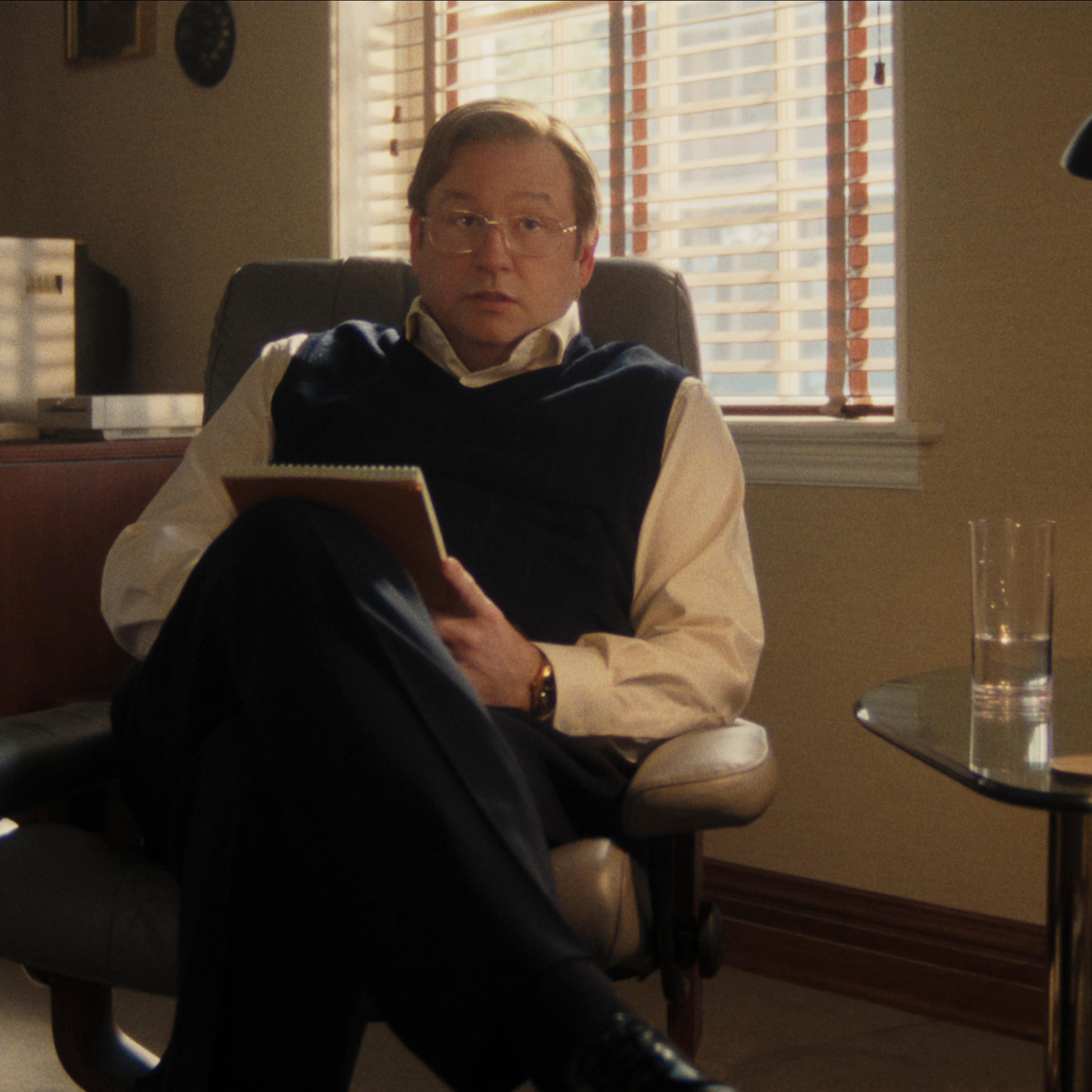 Monsters: The Lyle And Erik Menendez Story. Dallas Roberts as Dr. Jerome Oziel in episode 202 of Monsters: The Lyle And Erik Menendez Story. Cr. Courtesy of Netflix © 2024