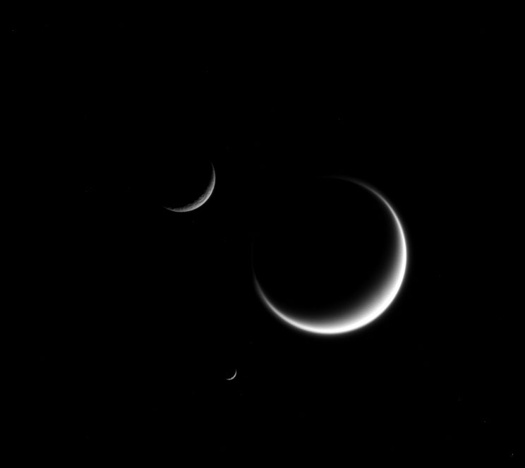 Crescent Moon様 PHOTO: Triple Crescent Moons Captured by Cassini