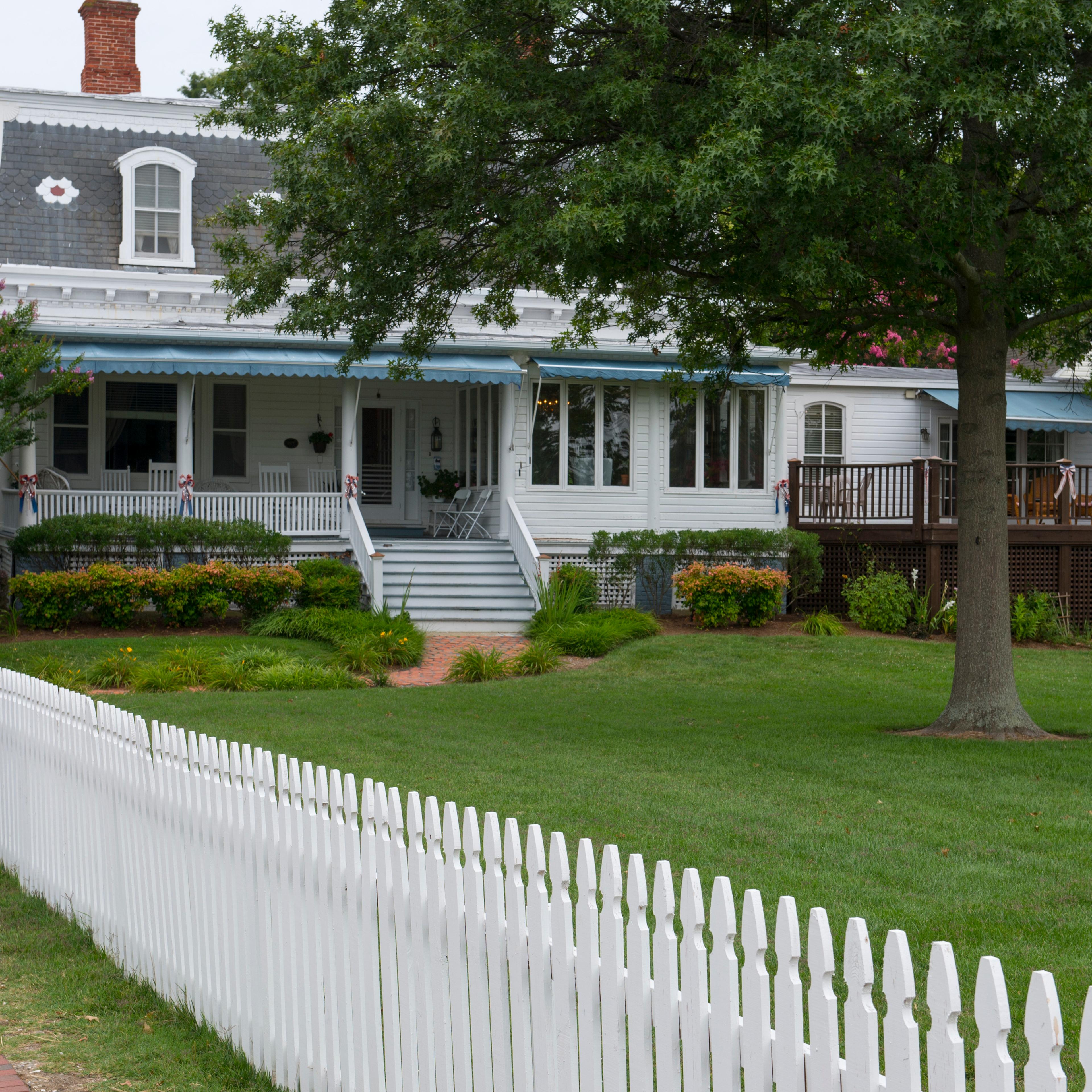 The Victoriana Inn Bed & Breakfast is located on the harbor