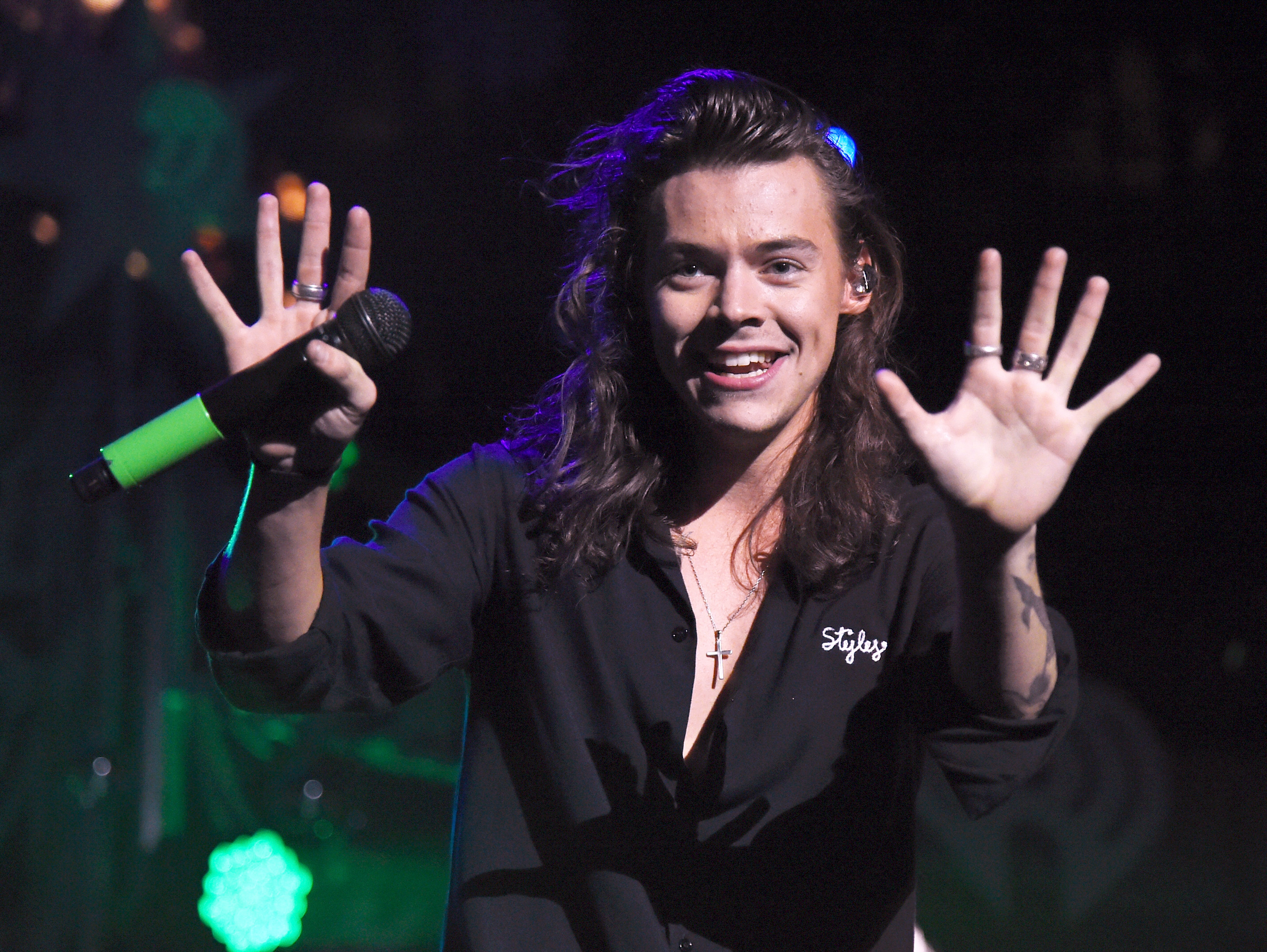 Harry Styles Signs Solo Record Deal