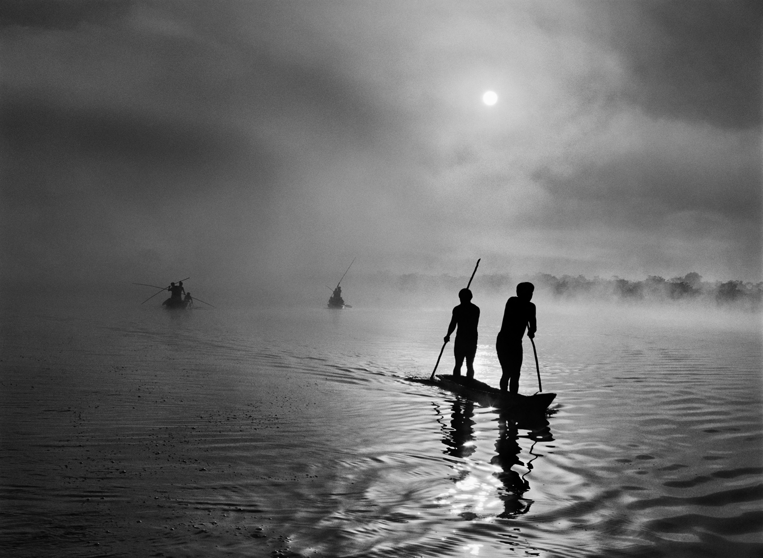In the Upper Xingu region of Brazil's Mato Grosso state, a group of Waura Indians fish in the Puilanga Lake near their village. Brazil. 2005. 