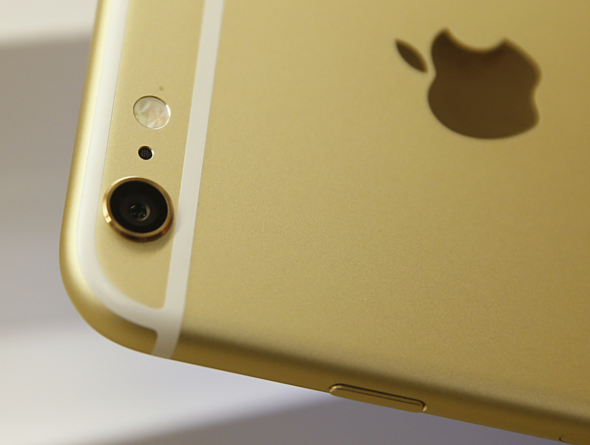 Verizon Store Stocks Shelves With New Apple iPhone 6