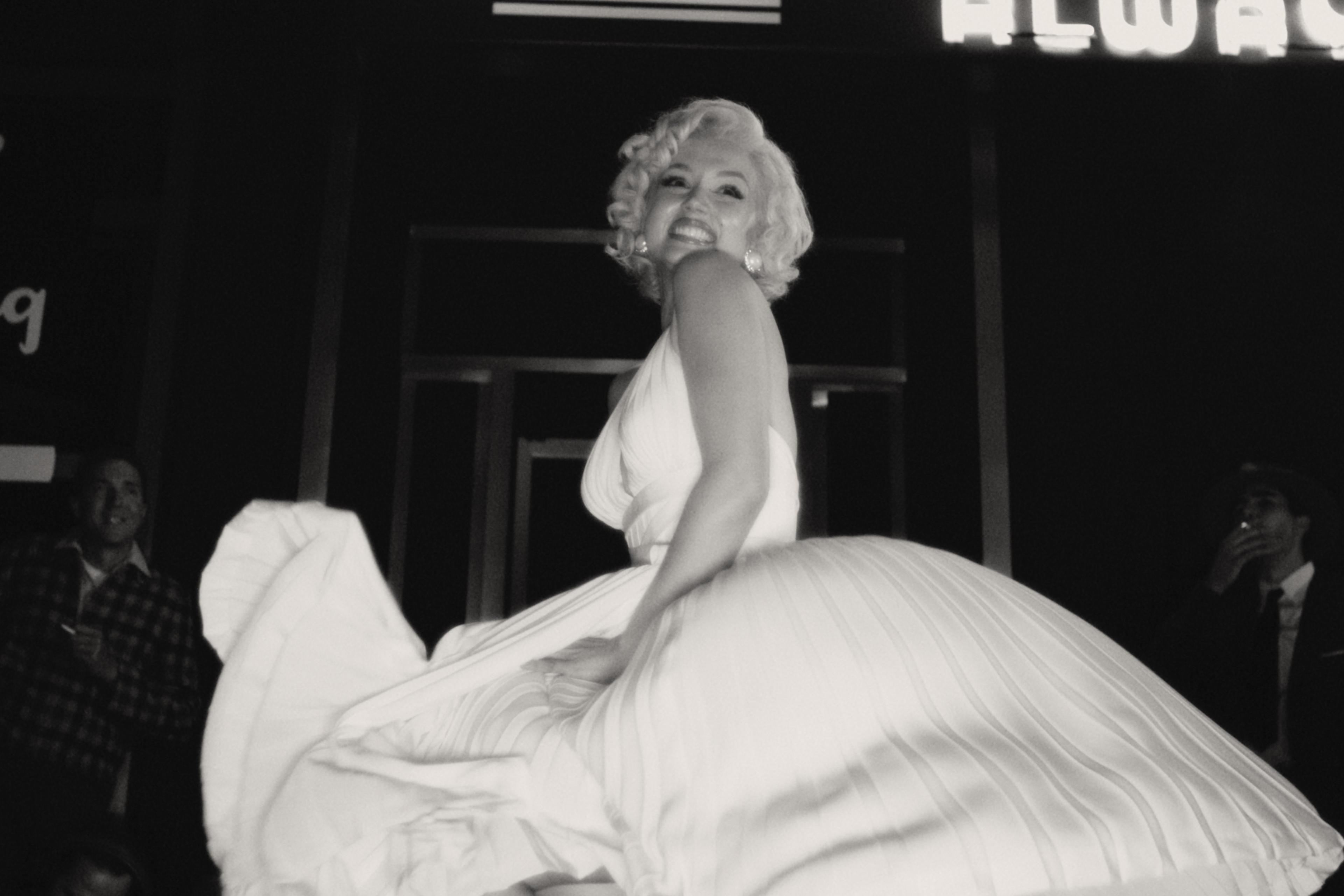 marilyn monroe white pleated dress White dress of Marilyn Monroe